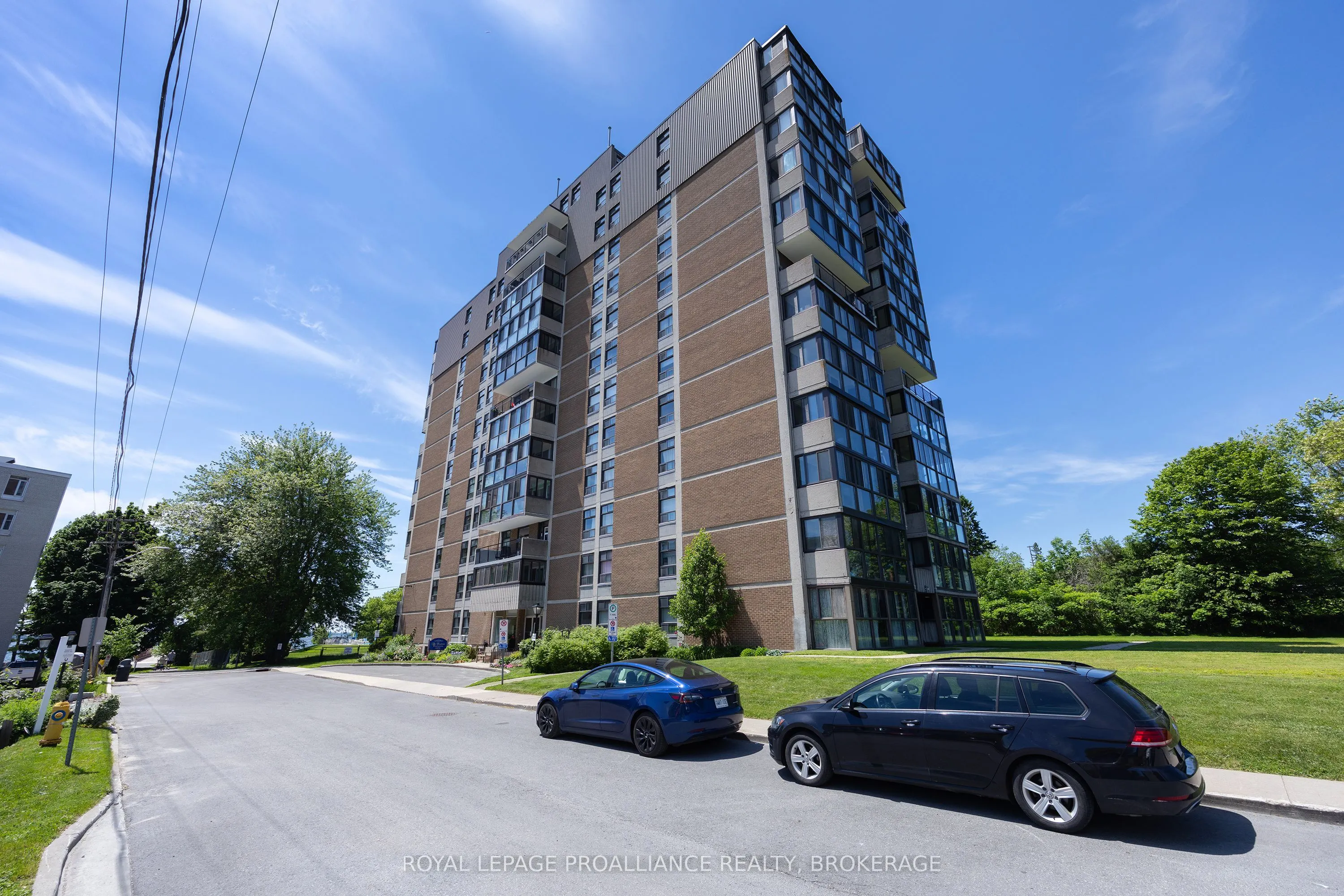 2 Mowat Avenue #806