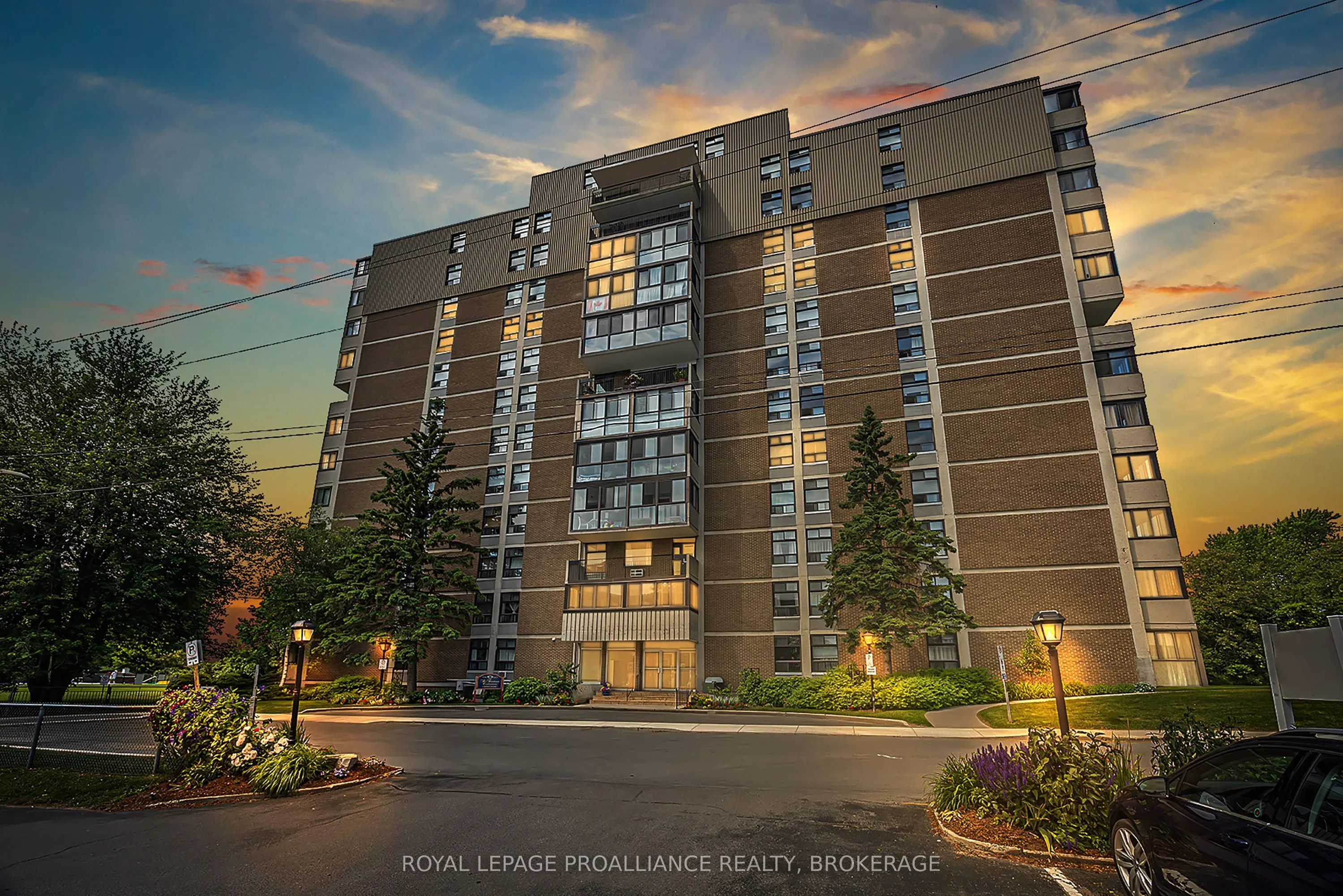 2 Mowat Avenue #806