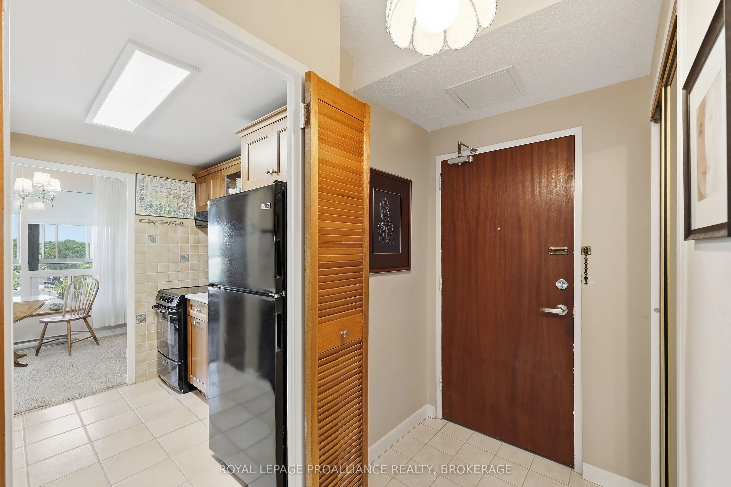 2 Mowat Avenue #806