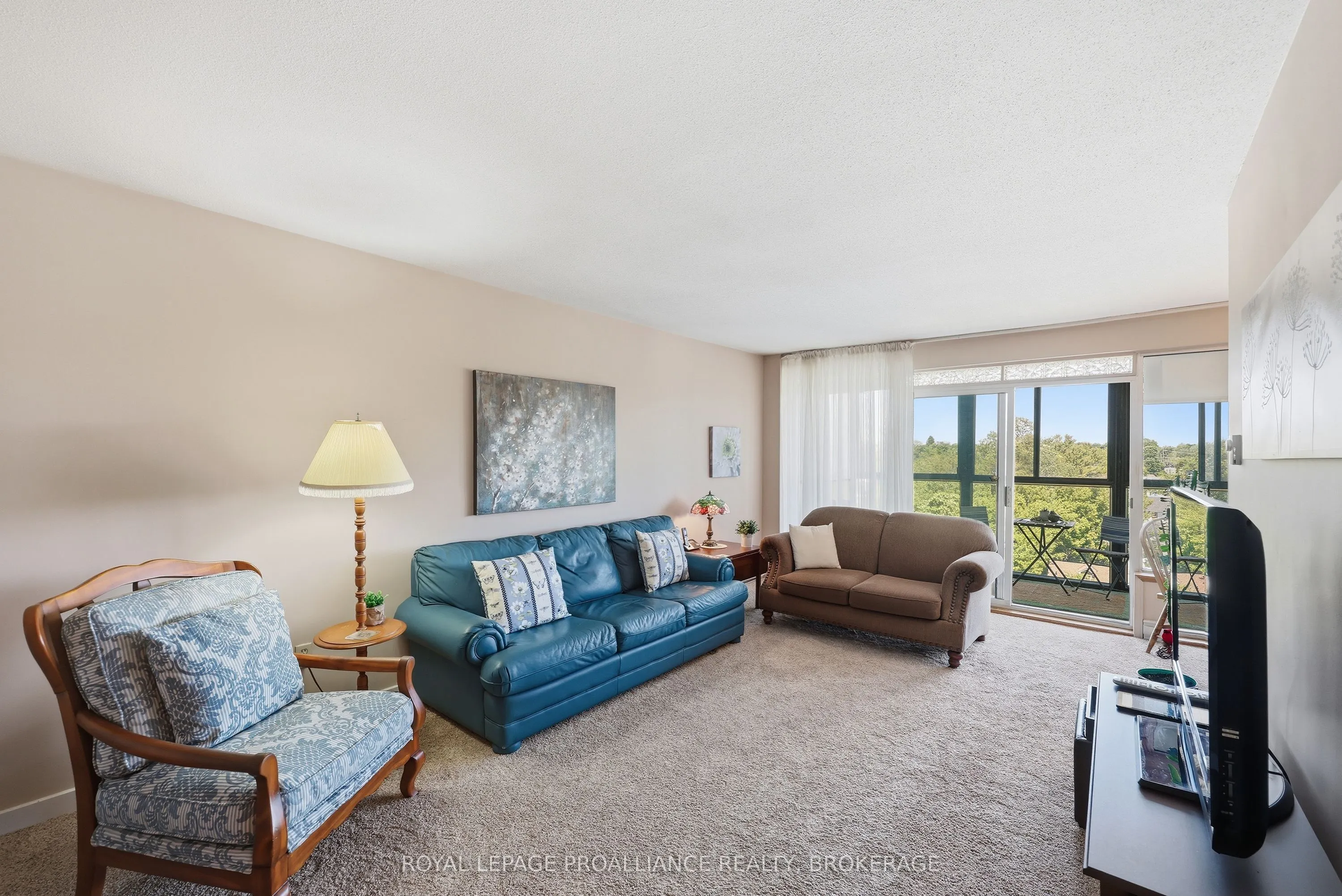 2 Mowat Avenue #806