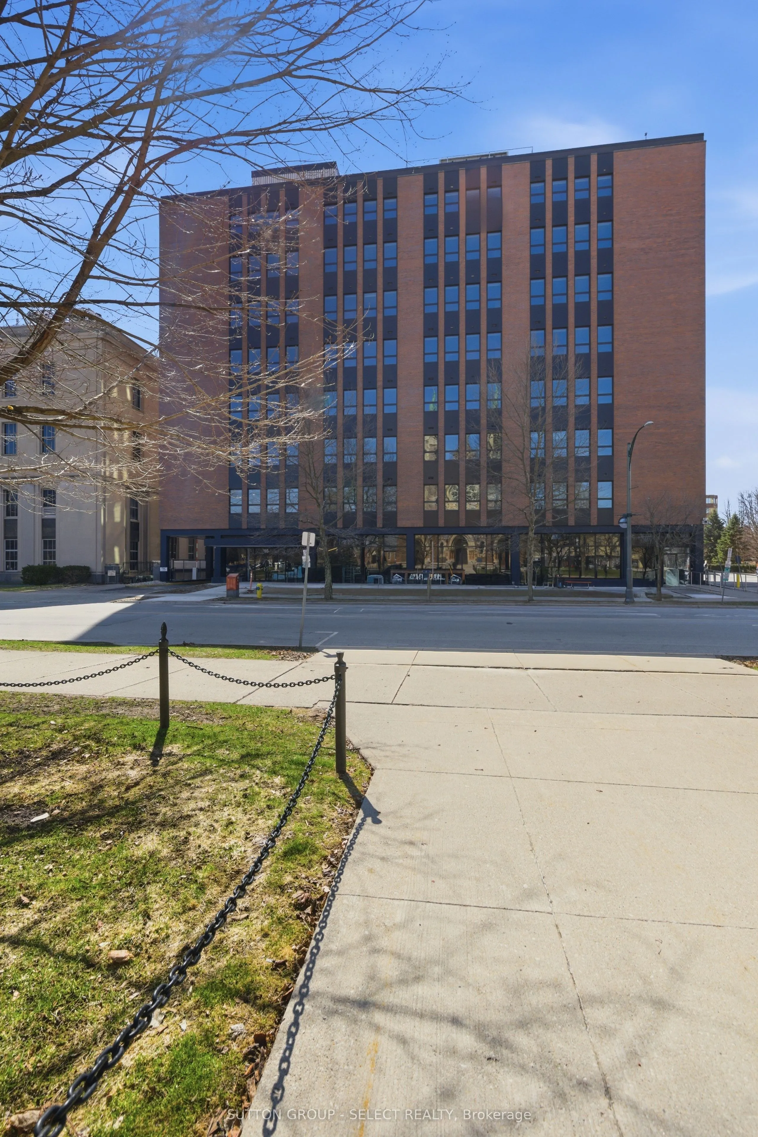 195 Dufferin Avenue #713