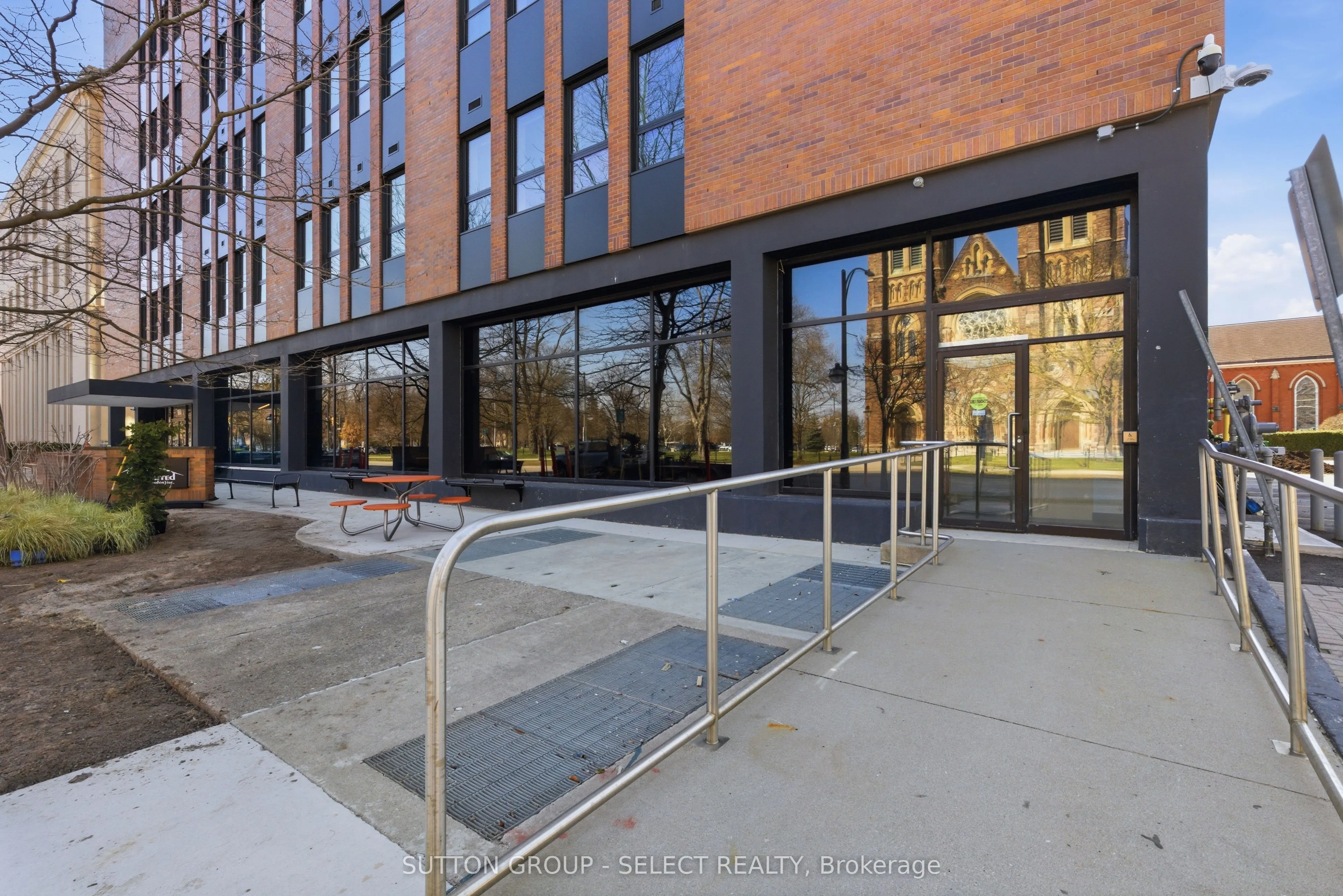195 Dufferin Avenue #713