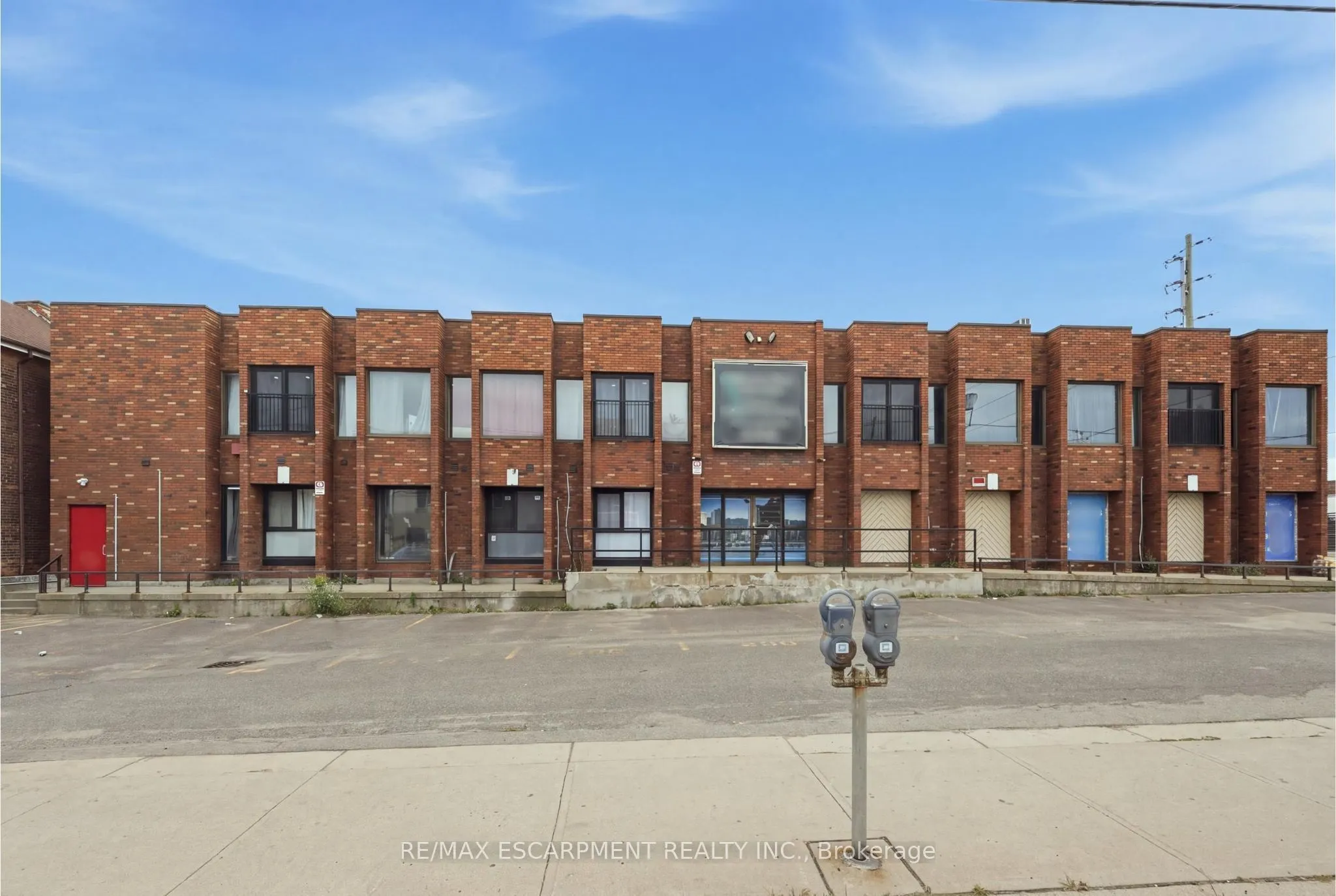 98 Barton Street E