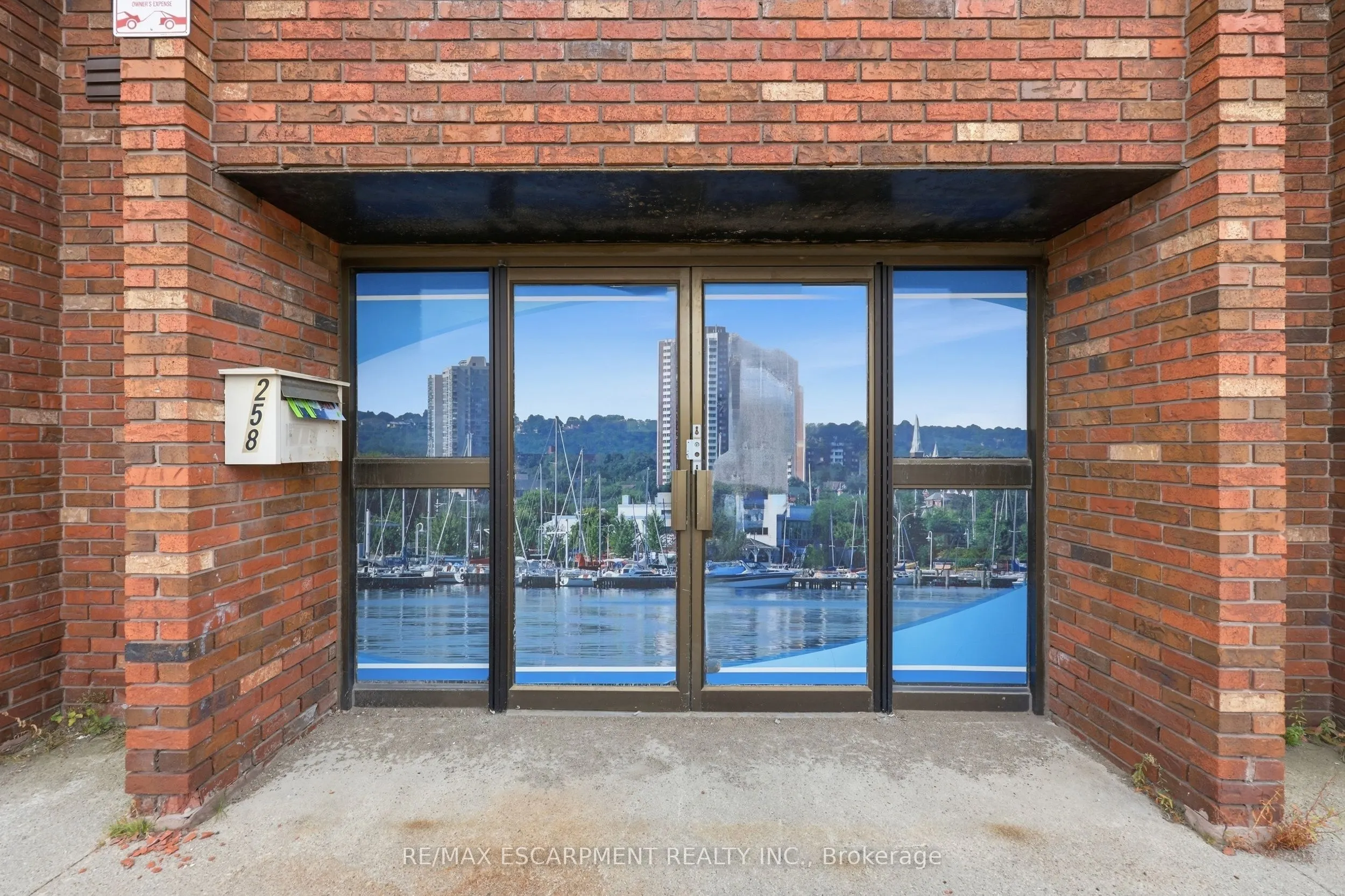 98 Barton Street E