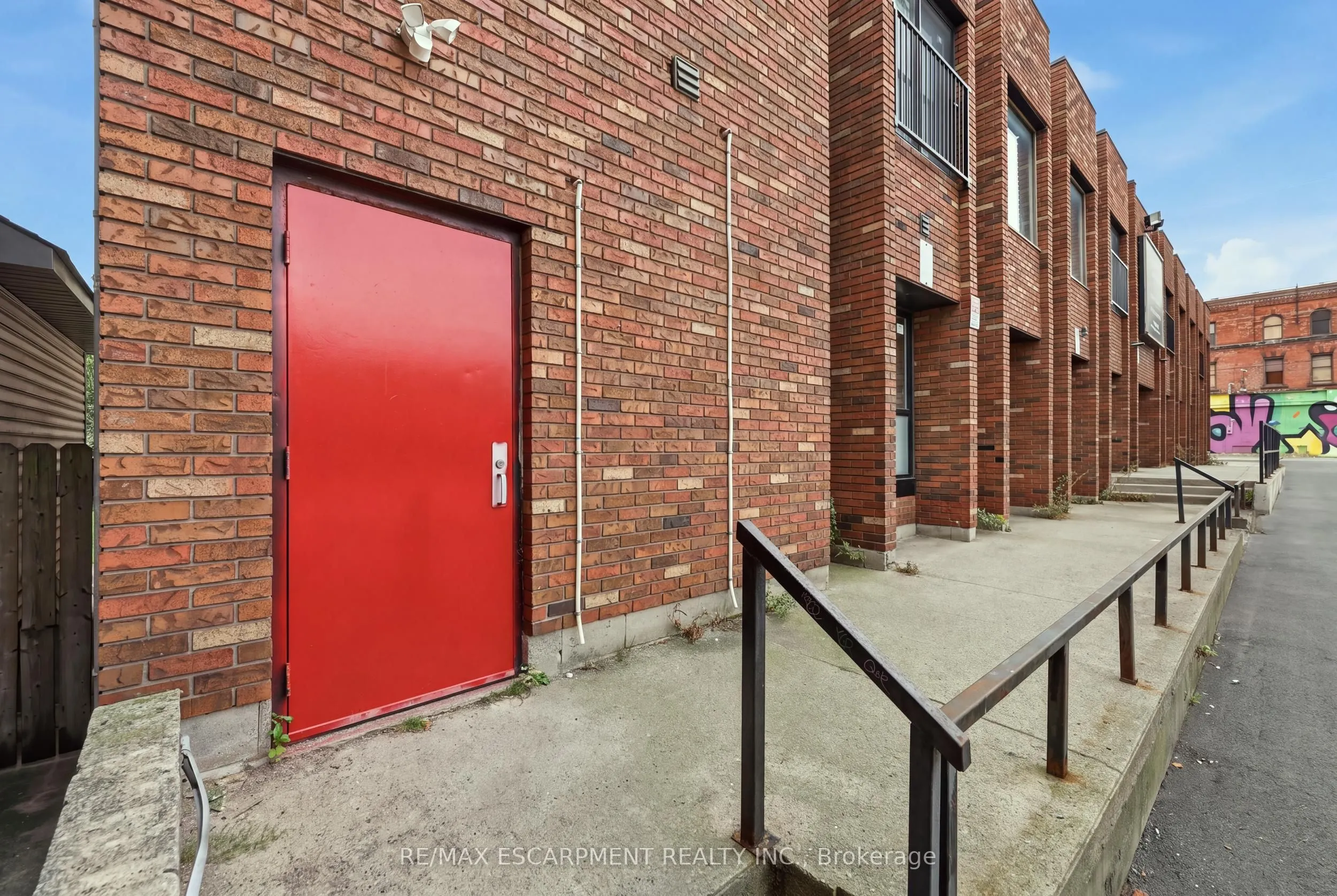 98 Barton Street E