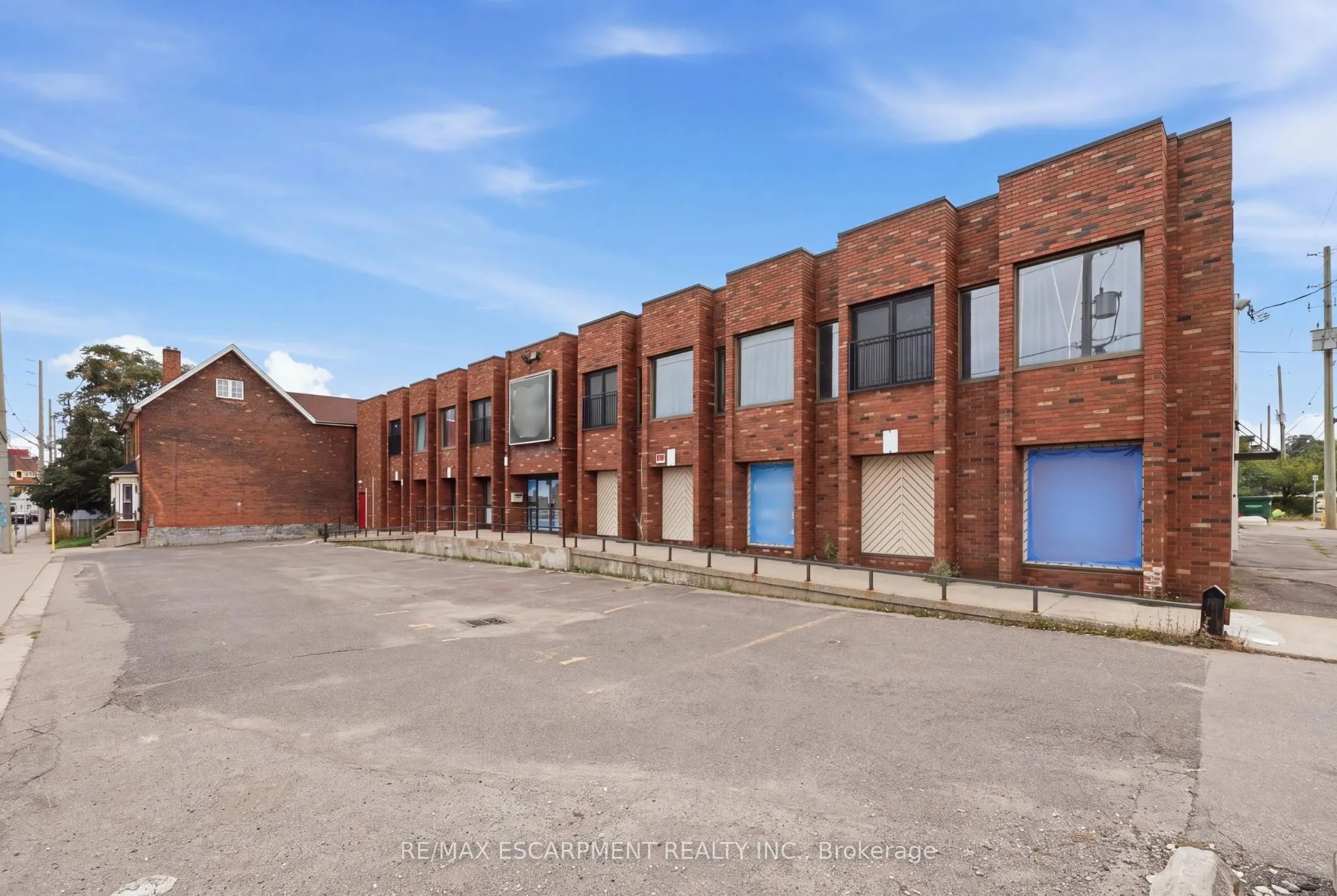 98 Barton Street E