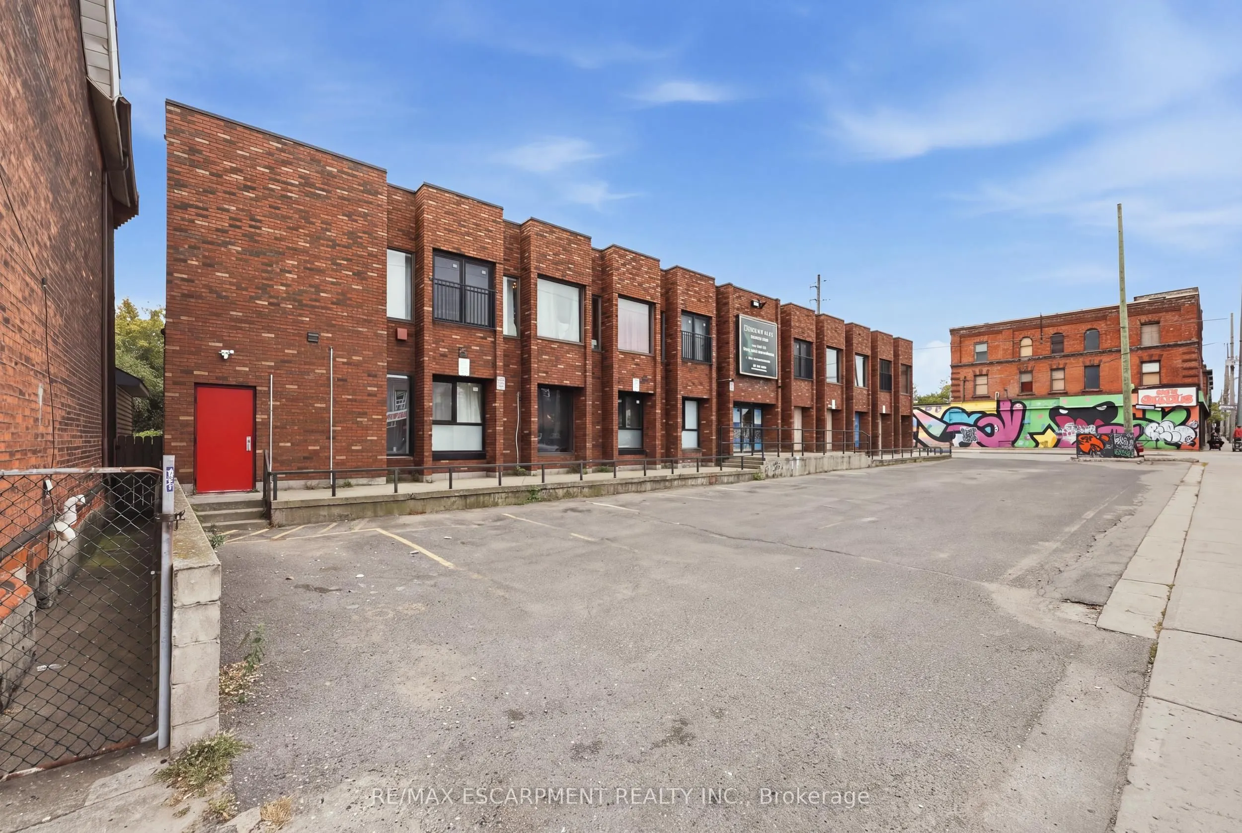 98 Barton Street E
