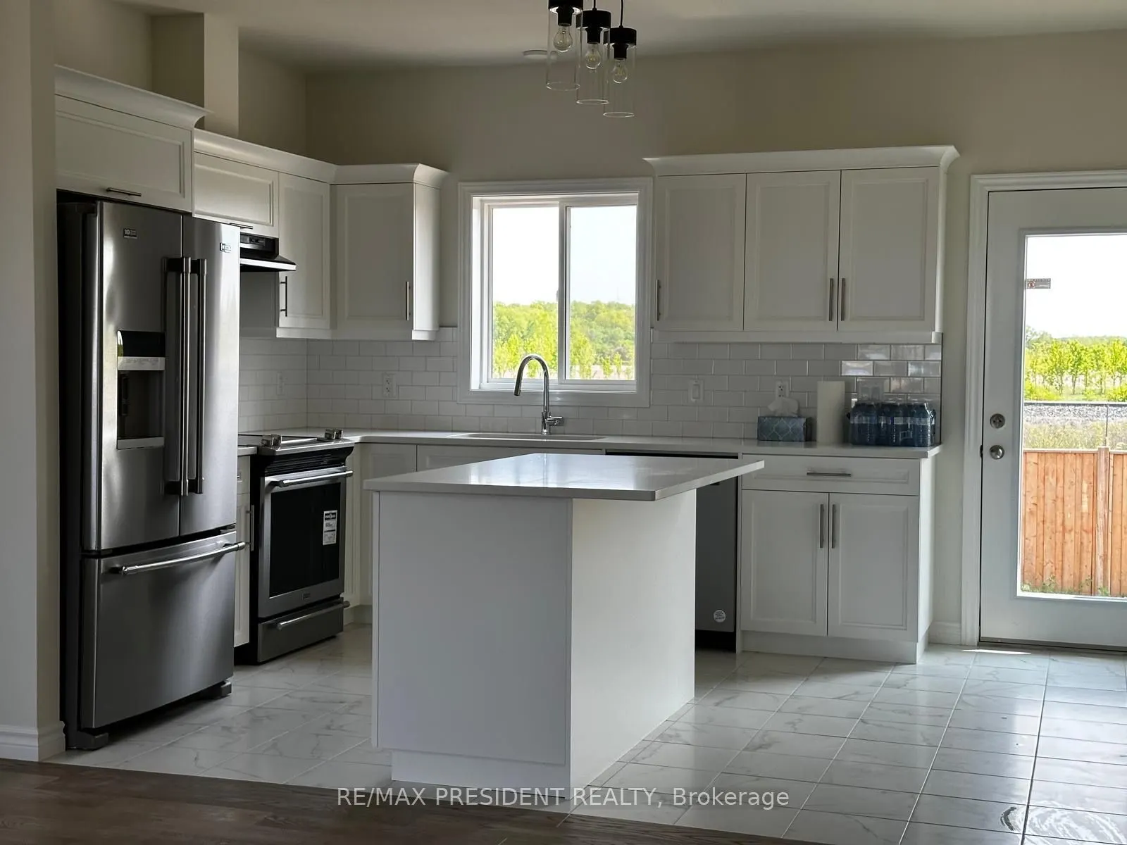 1075 Aspen Ridge Crescent