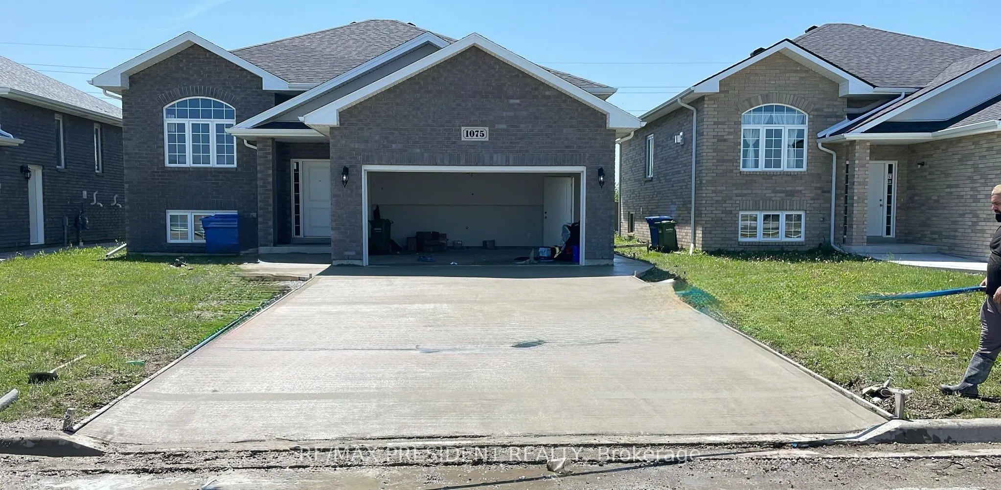 1075 Aspen Ridge Crescent