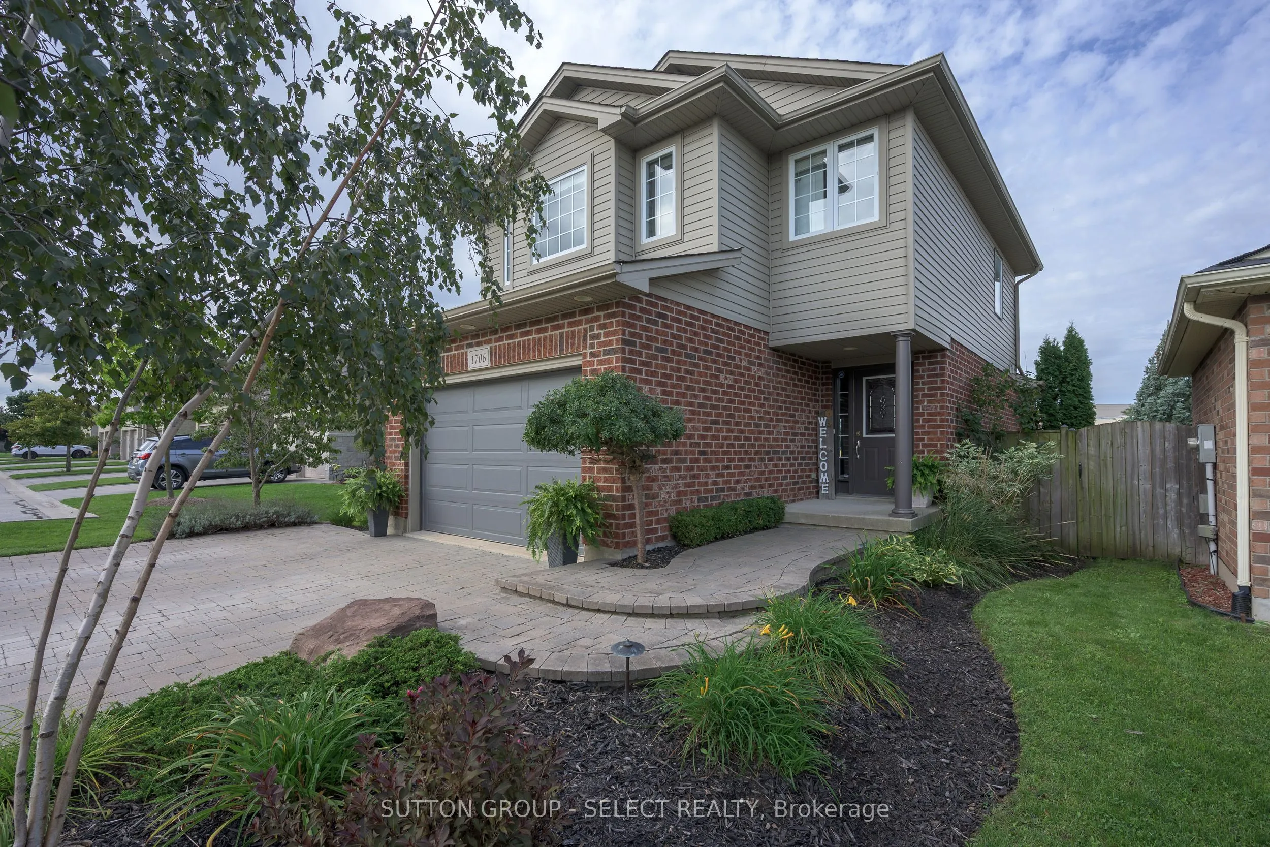 1706 Bayswater Crescent