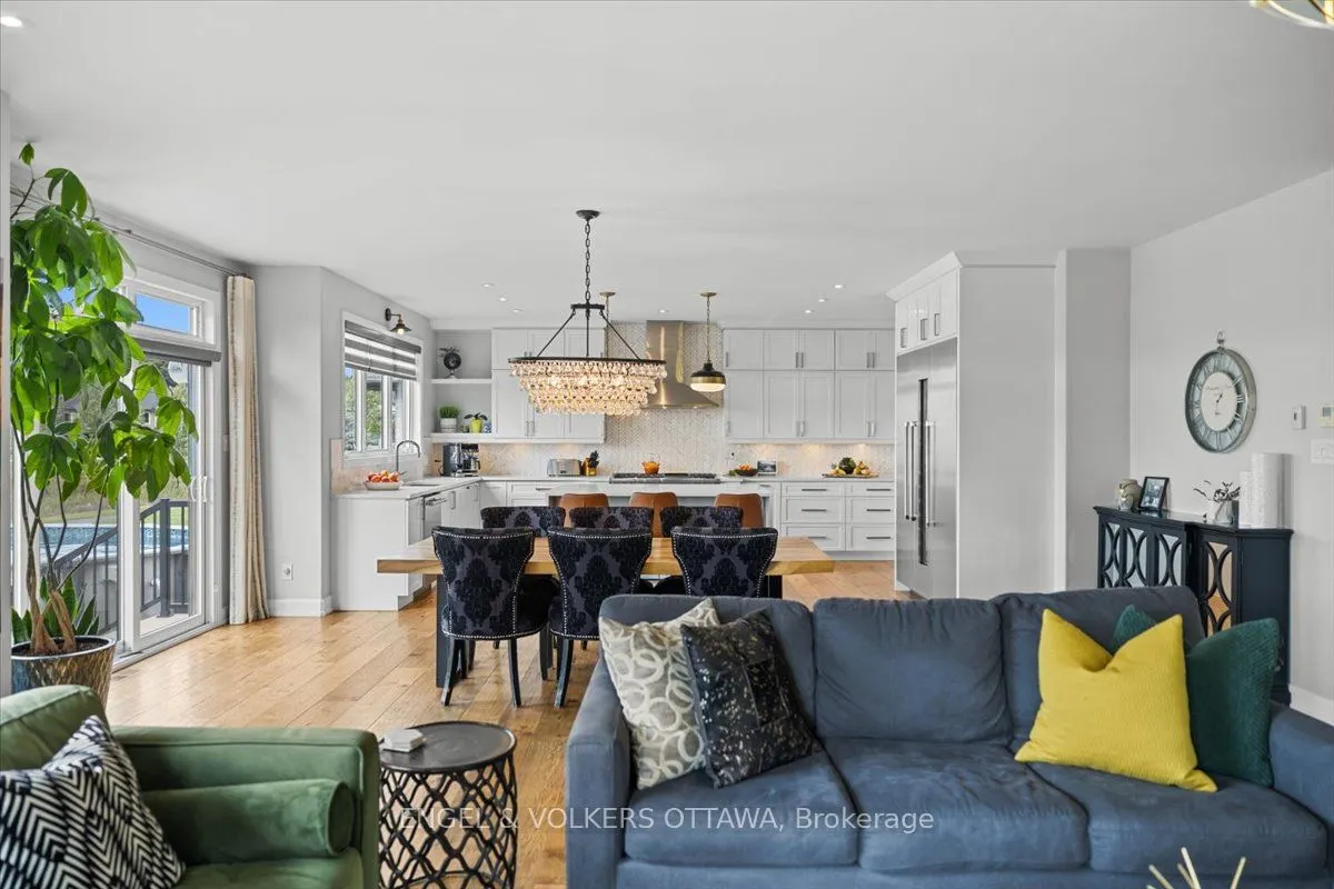 348 St-Tropez Street