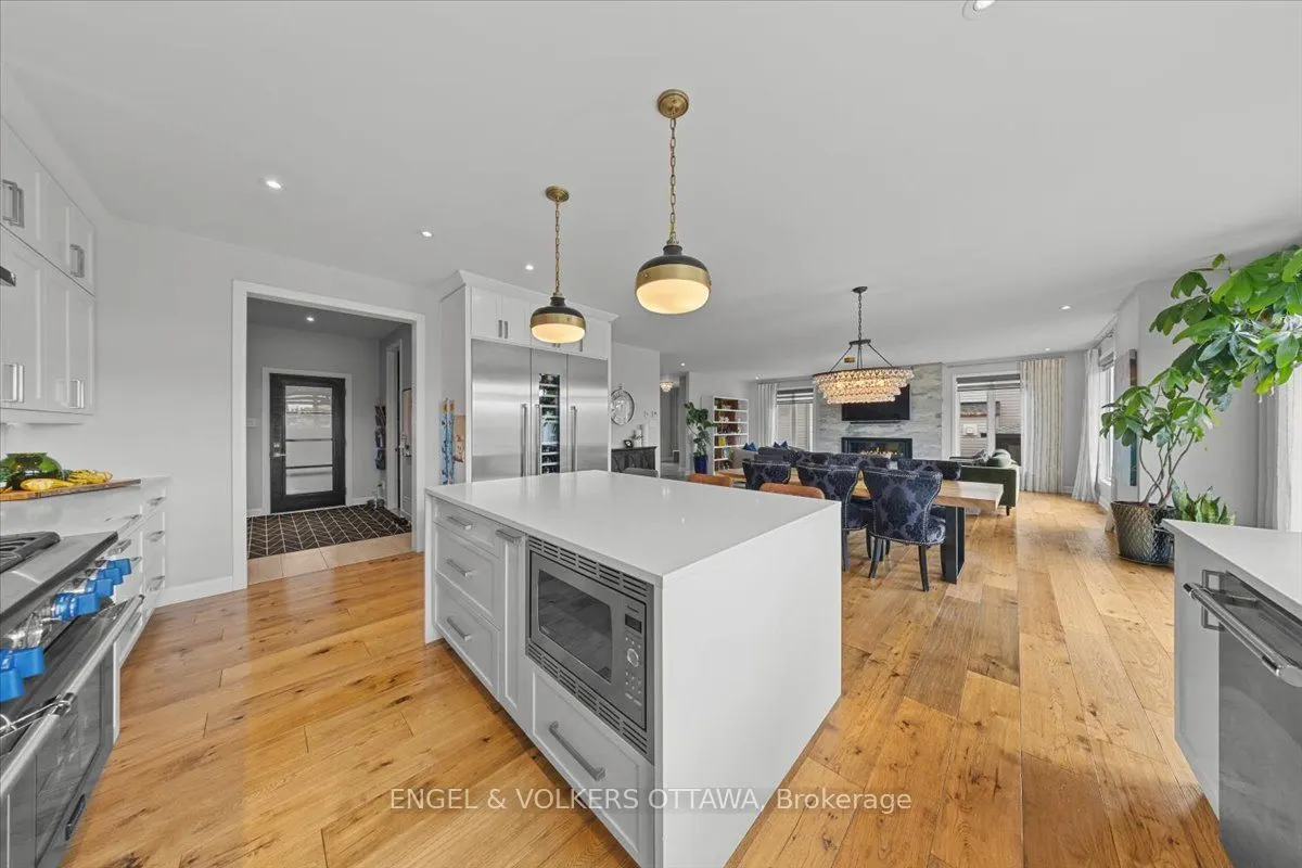 348 St-Tropez Street