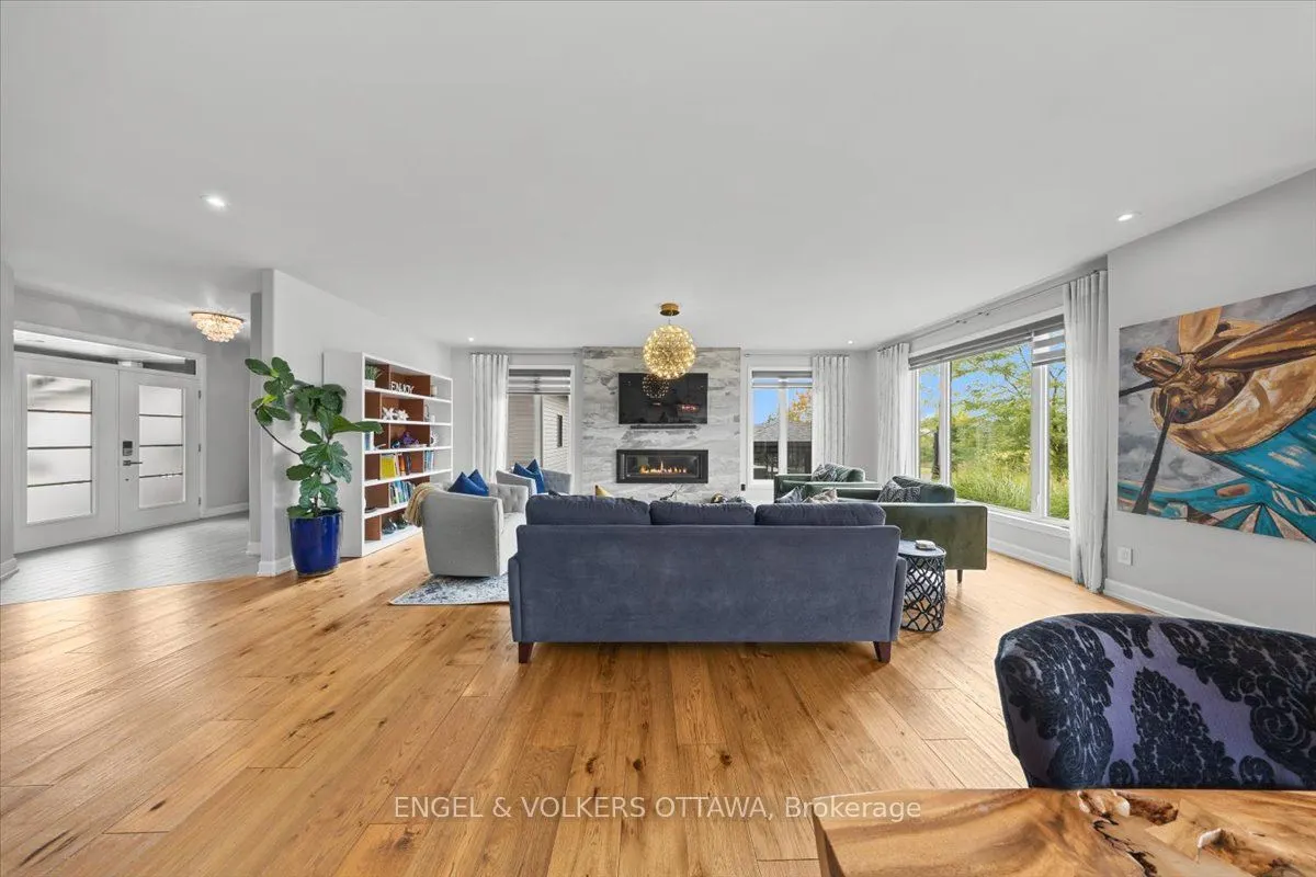 348 St-Tropez Street