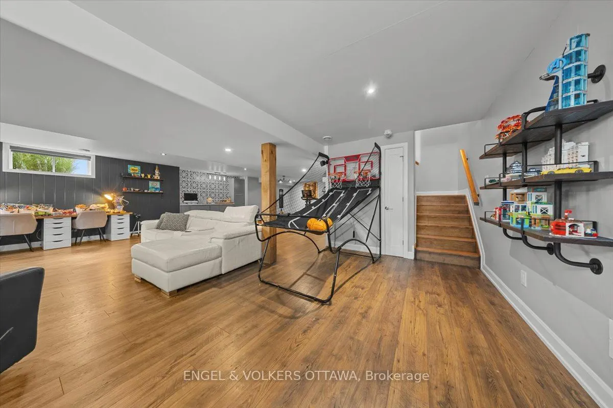 348 St-Tropez Street
