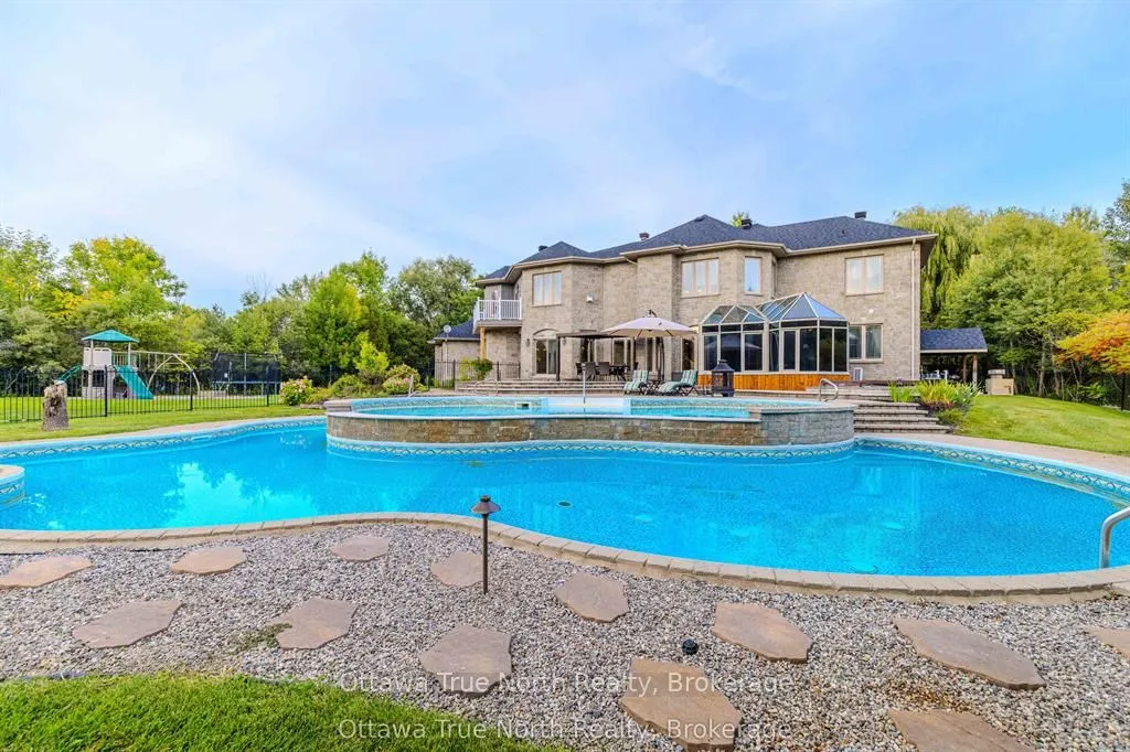 5884 Earlscourt Crescent