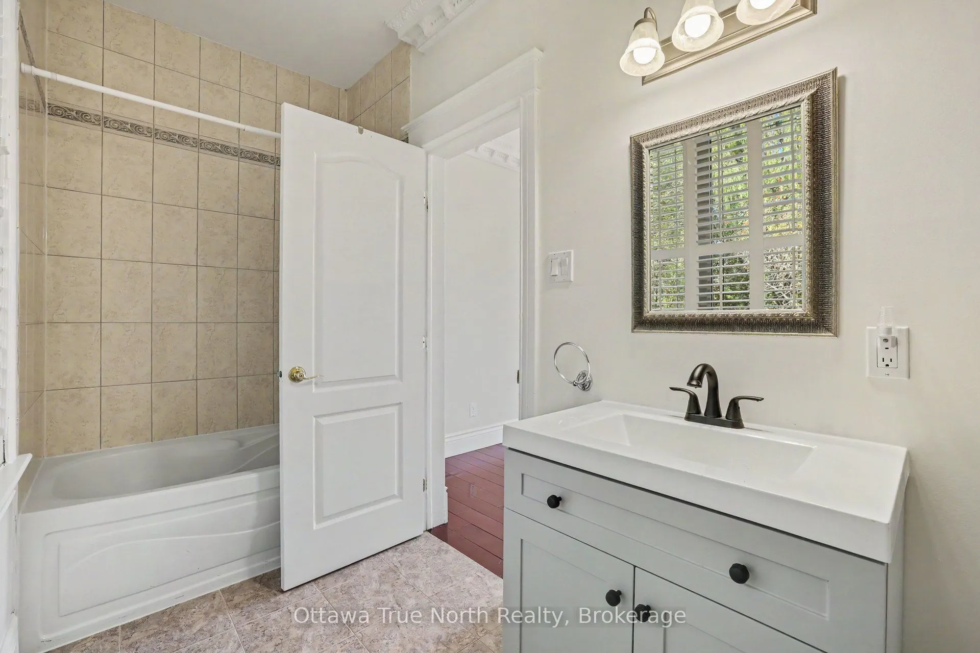 5884 Earlscourt Crescent