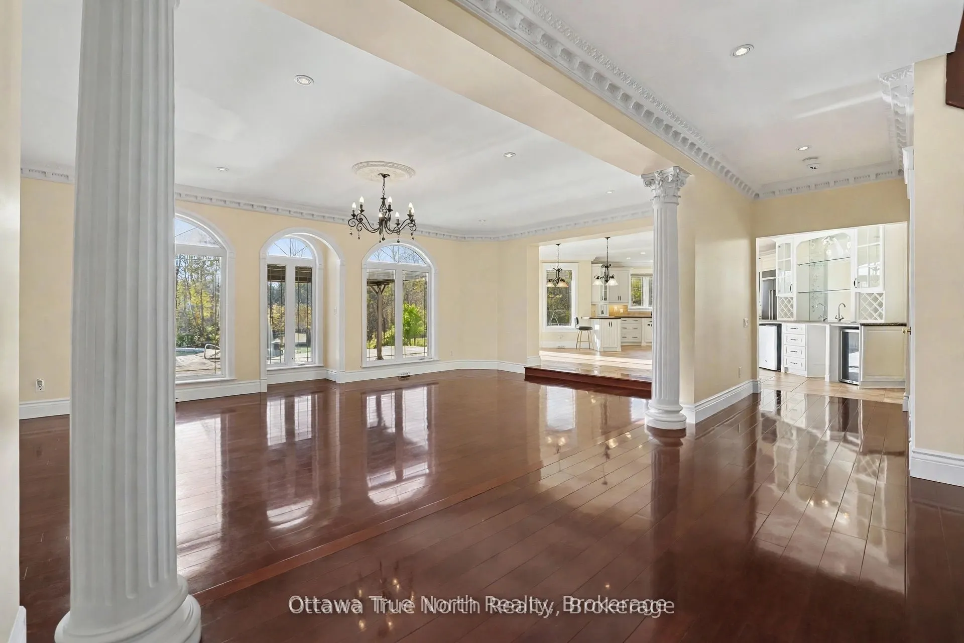 5884 Earlscourt Crescent