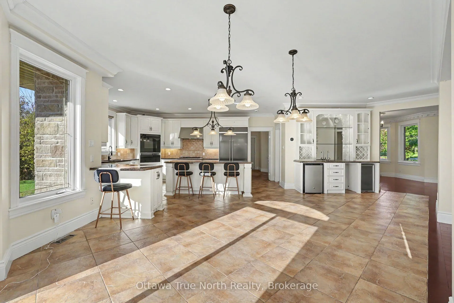 5884 Earlscourt Crescent