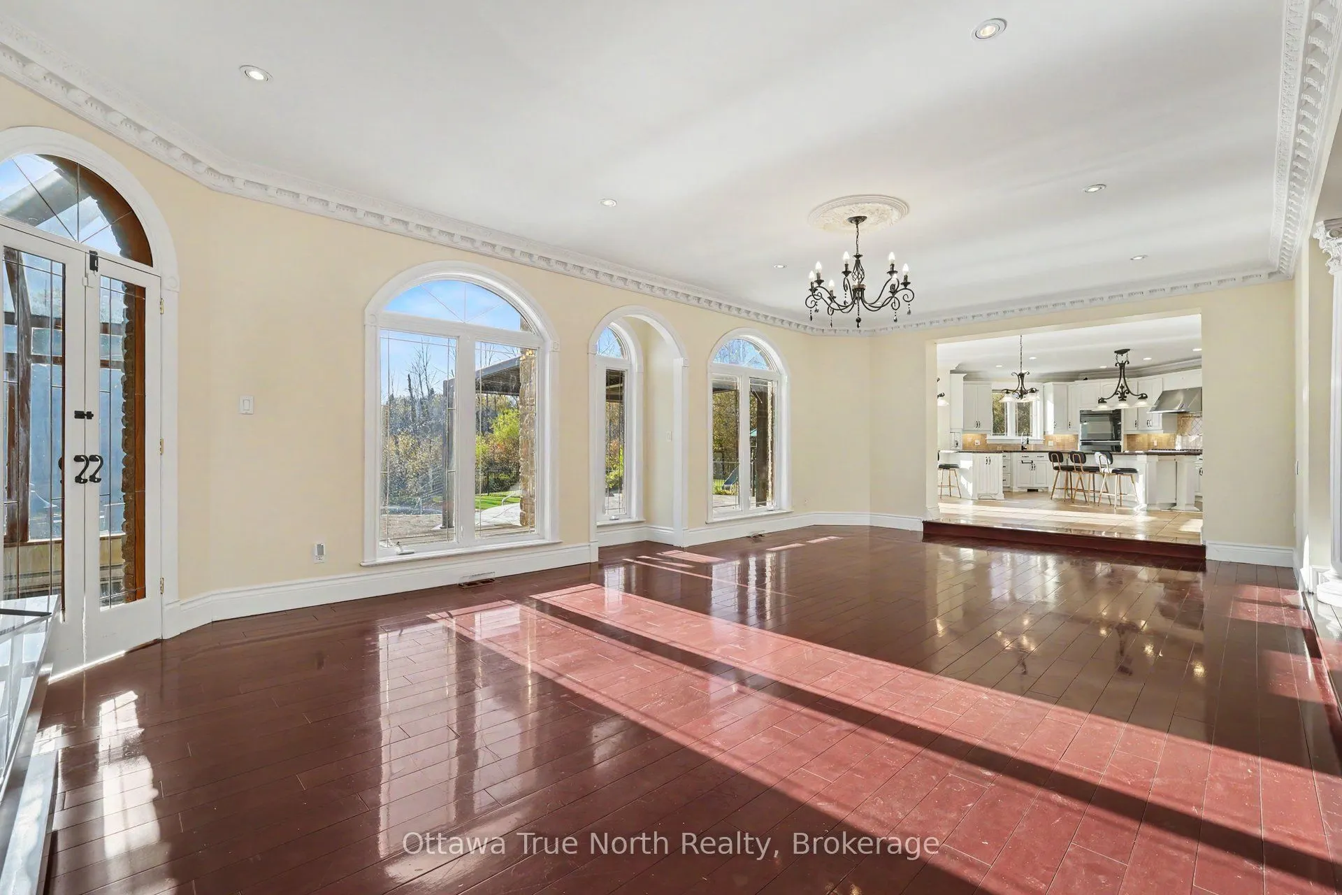 5884 Earlscourt Crescent