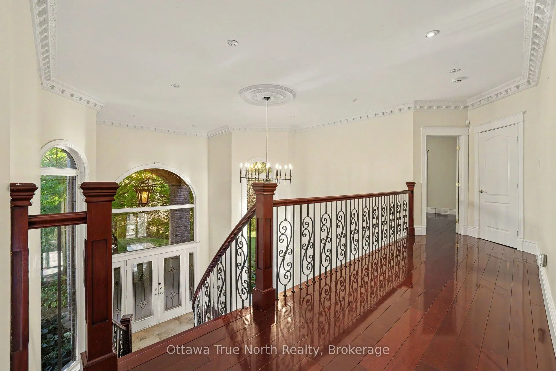 5884 Earlscourt Crescent