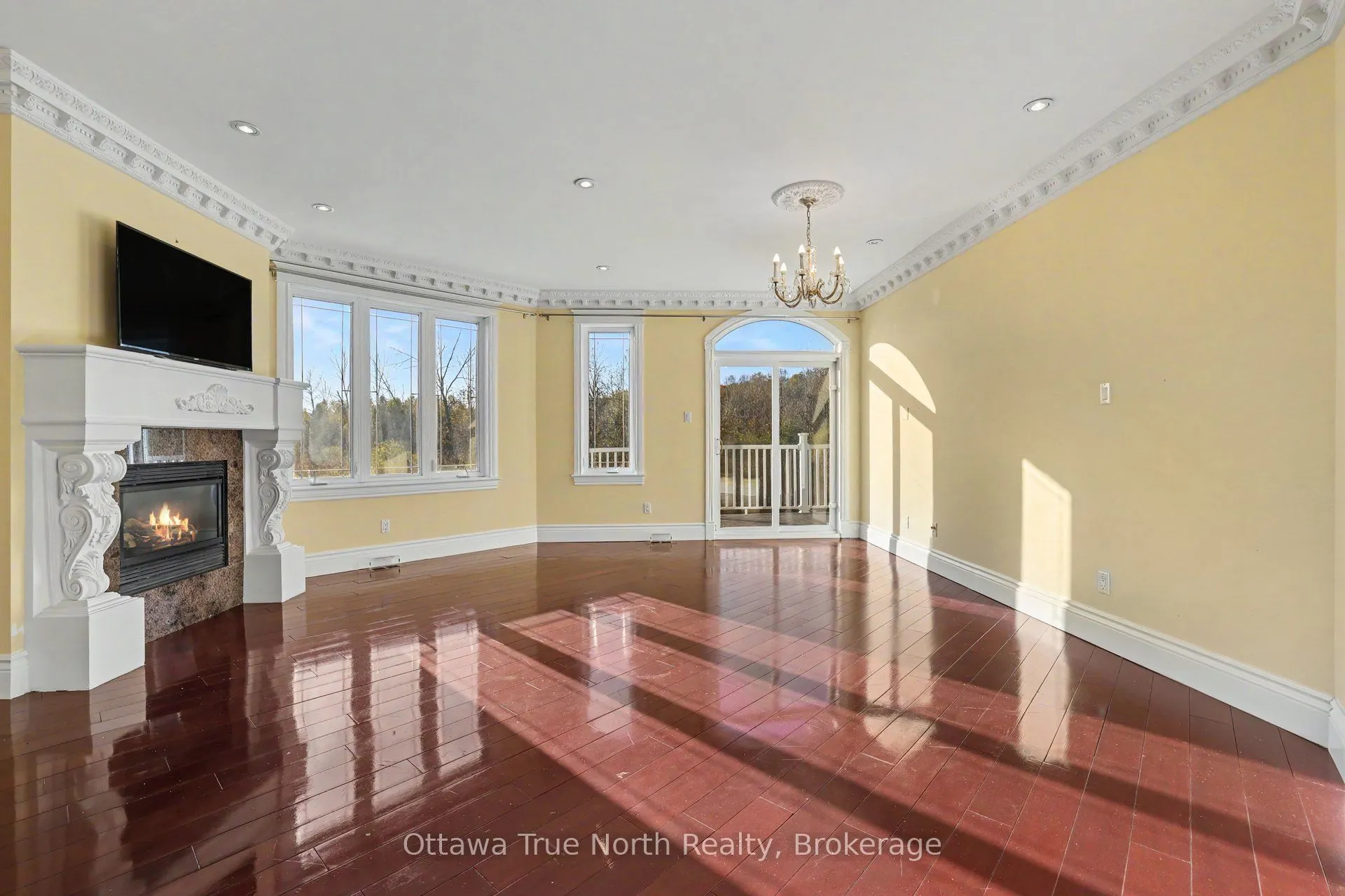 5884 Earlscourt Crescent