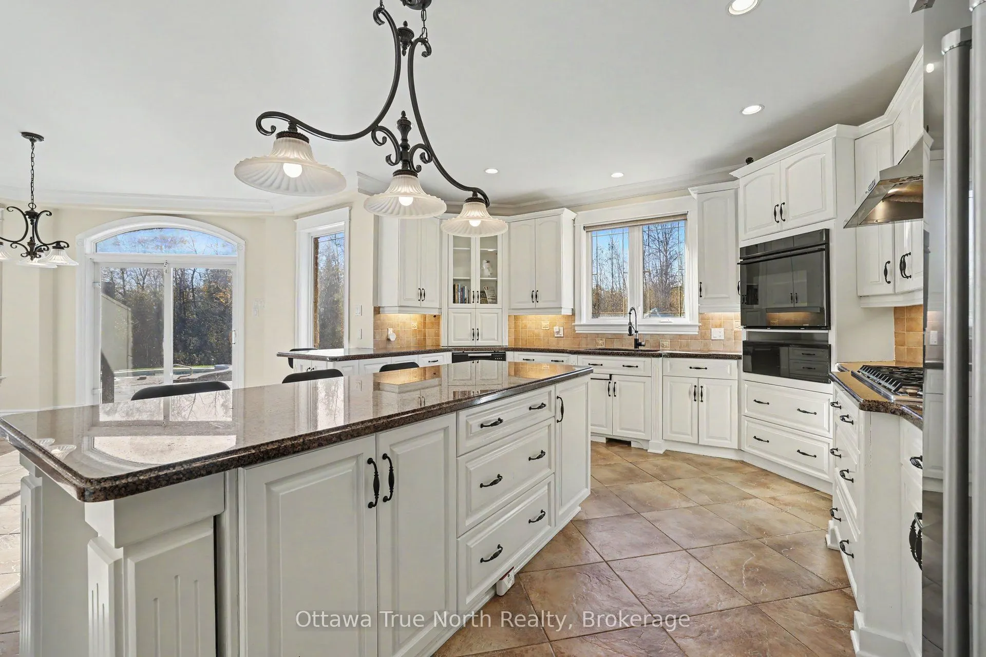 5884 Earlscourt Crescent