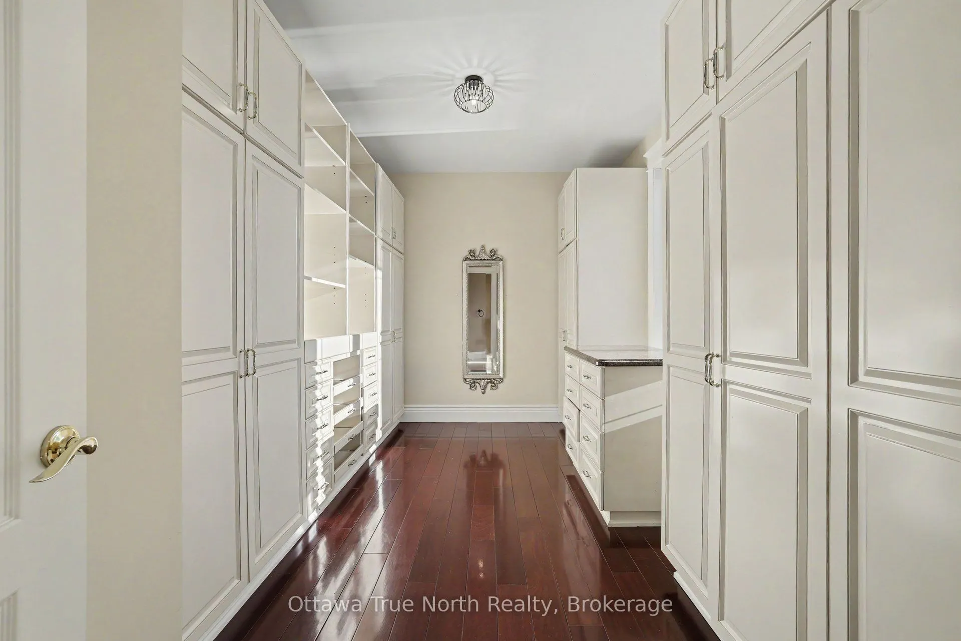 5884 Earlscourt Crescent