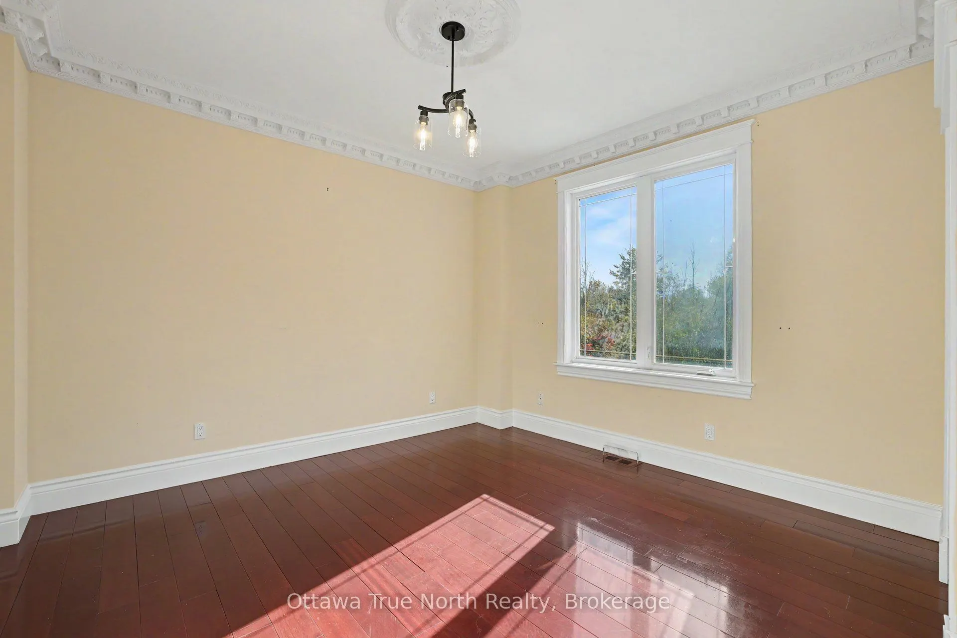 5884 Earlscourt Crescent