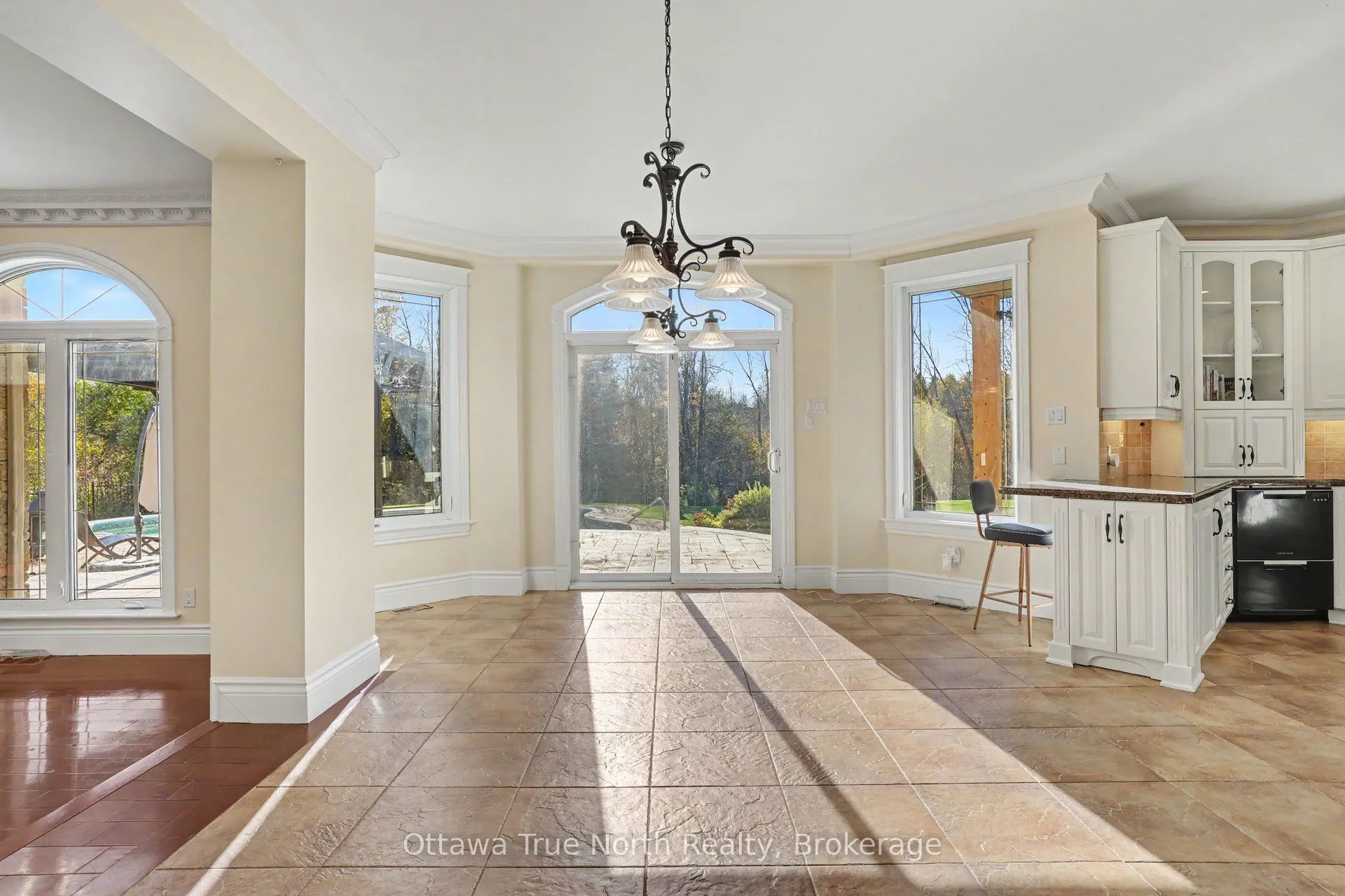 5884 Earlscourt Crescent