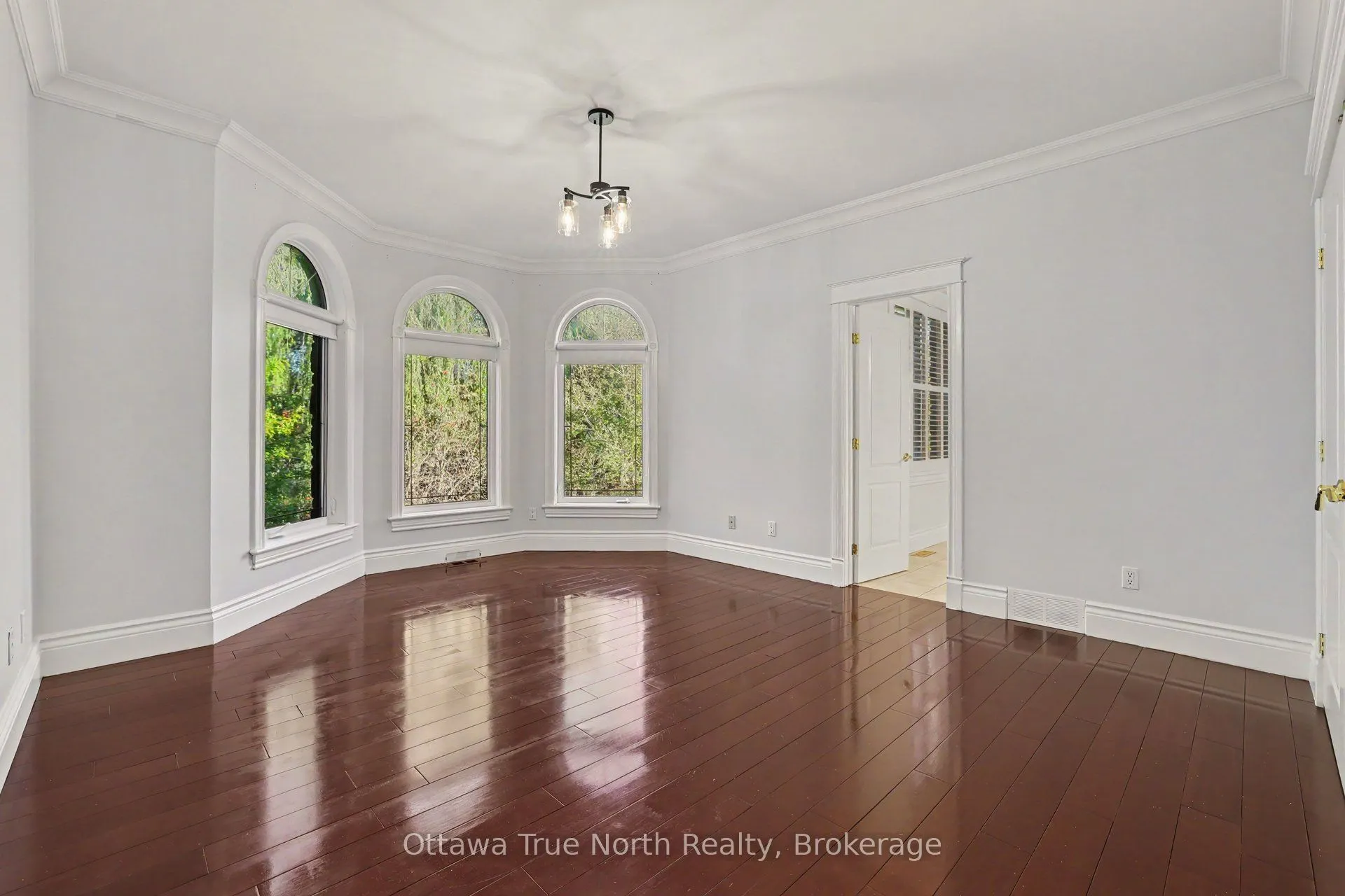 5884 Earlscourt Crescent