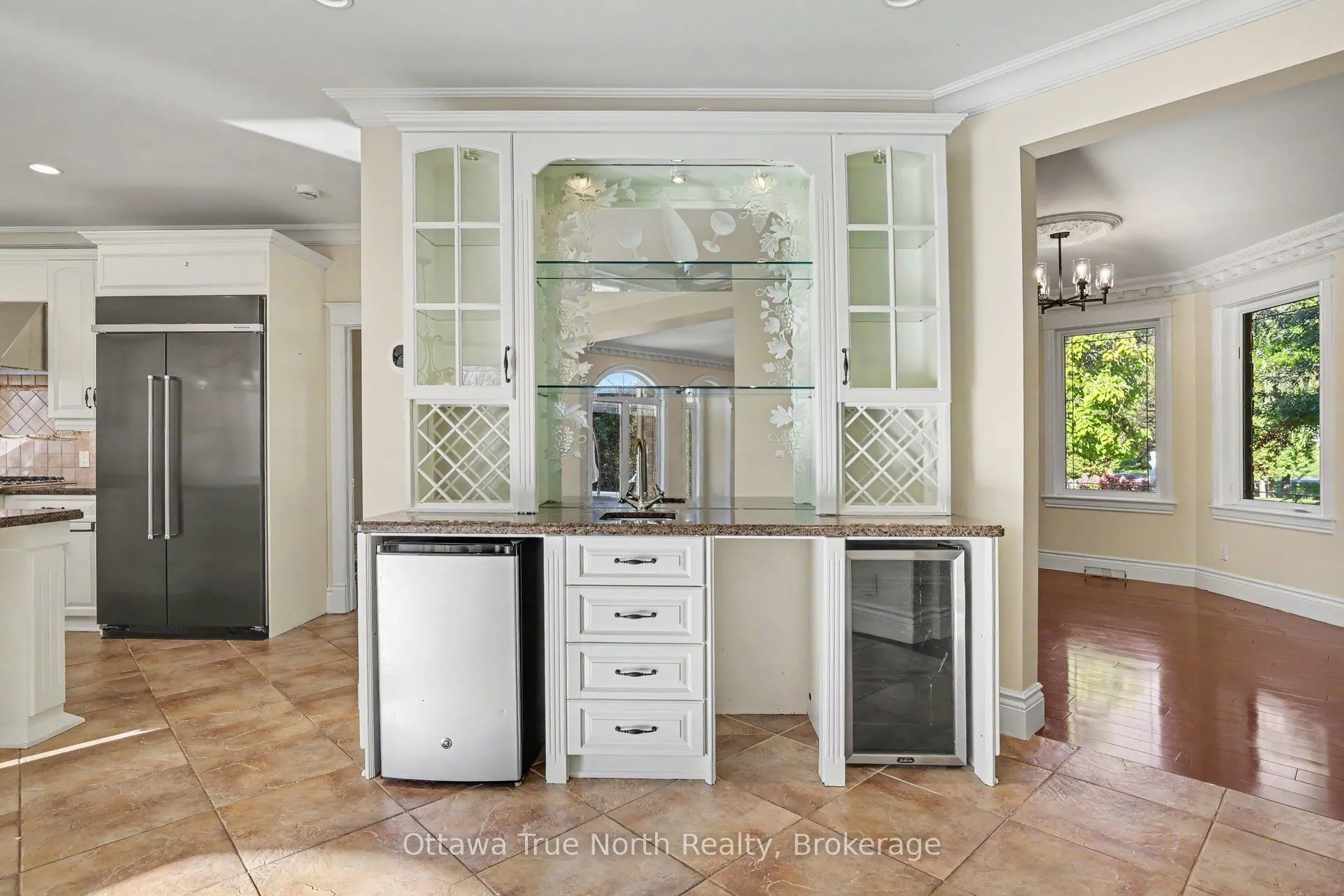 5884 Earlscourt Crescent