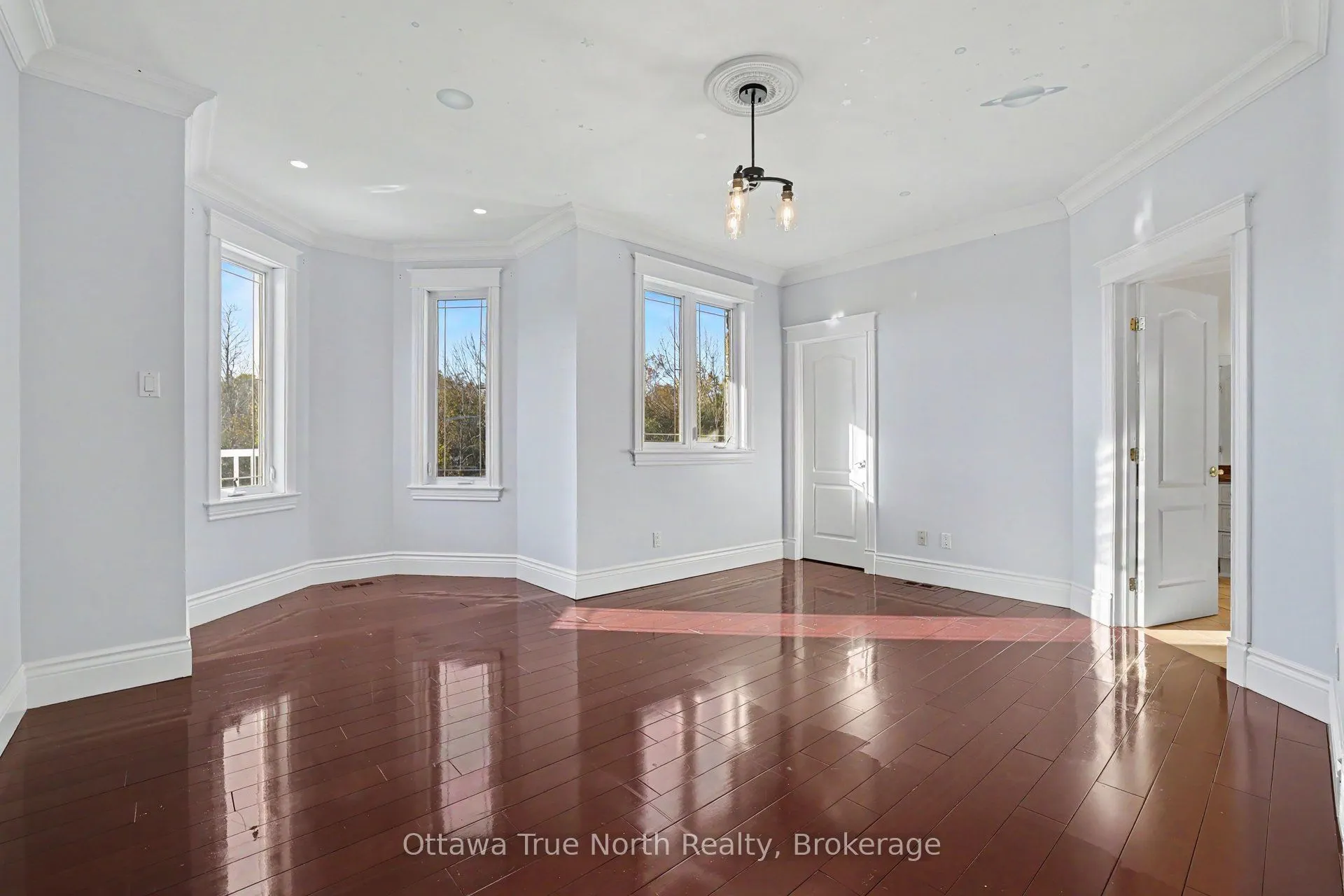 5884 Earlscourt Crescent