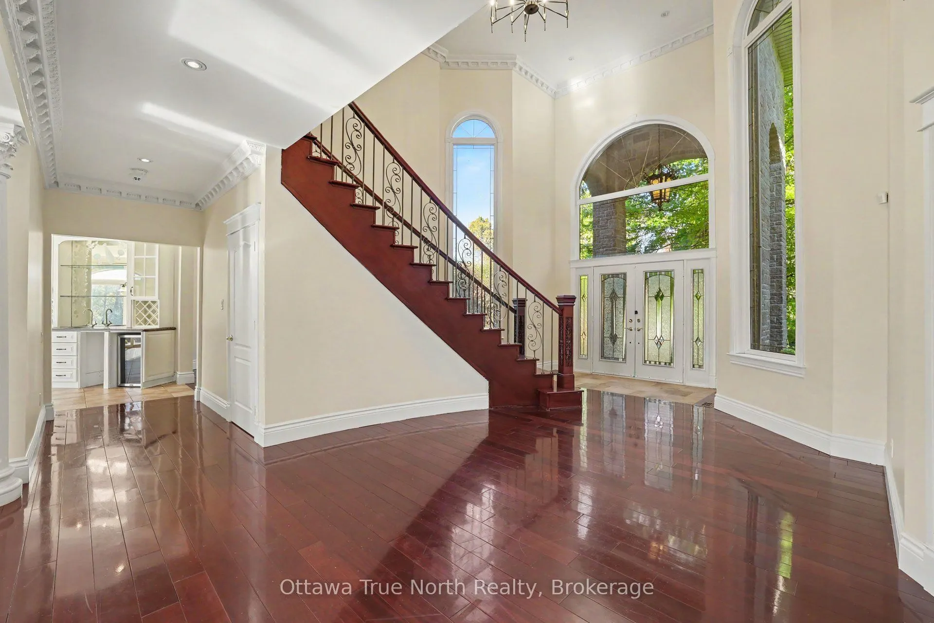 5884 Earlscourt Crescent