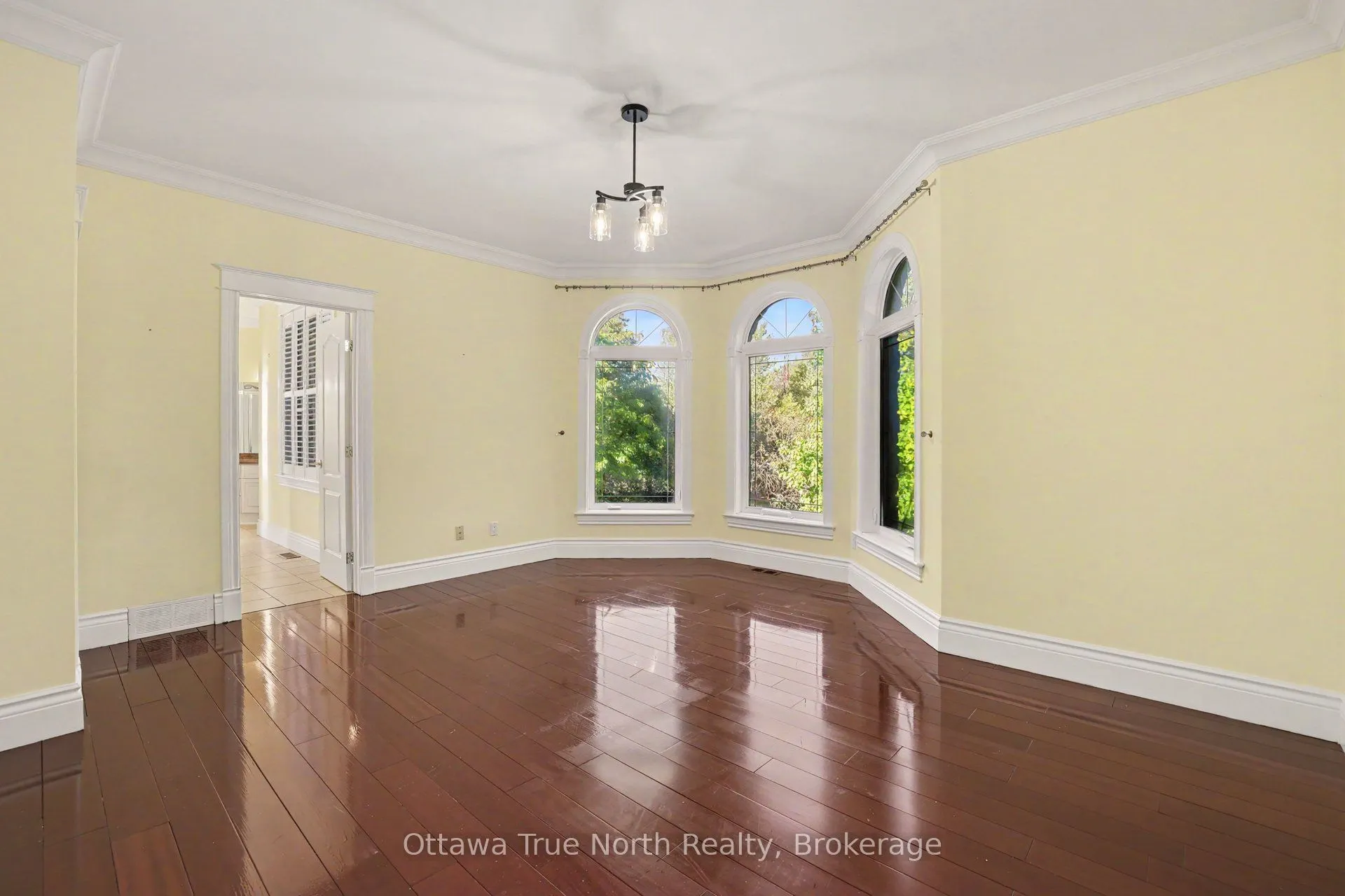 5884 Earlscourt Crescent