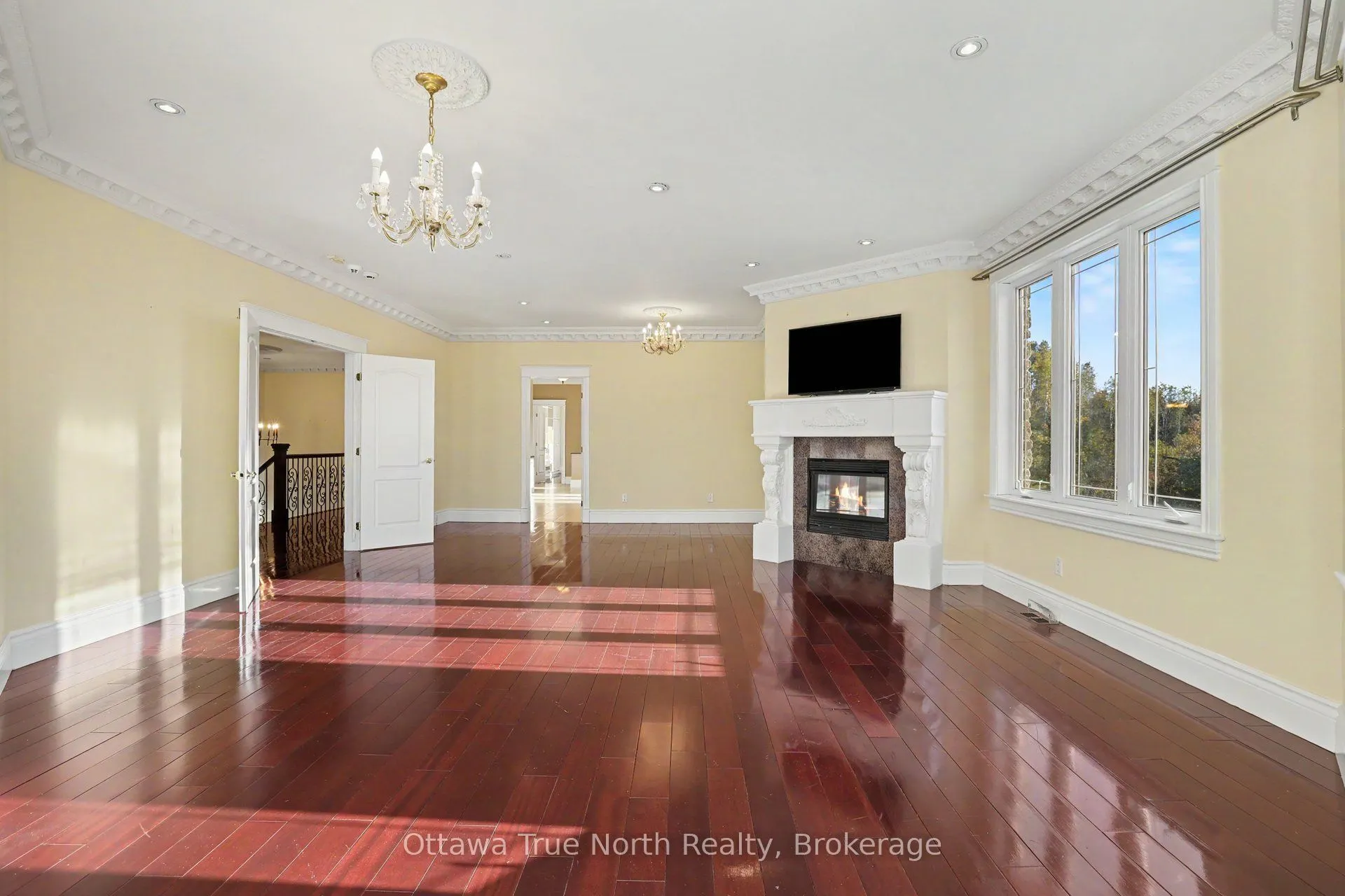 5884 Earlscourt Crescent