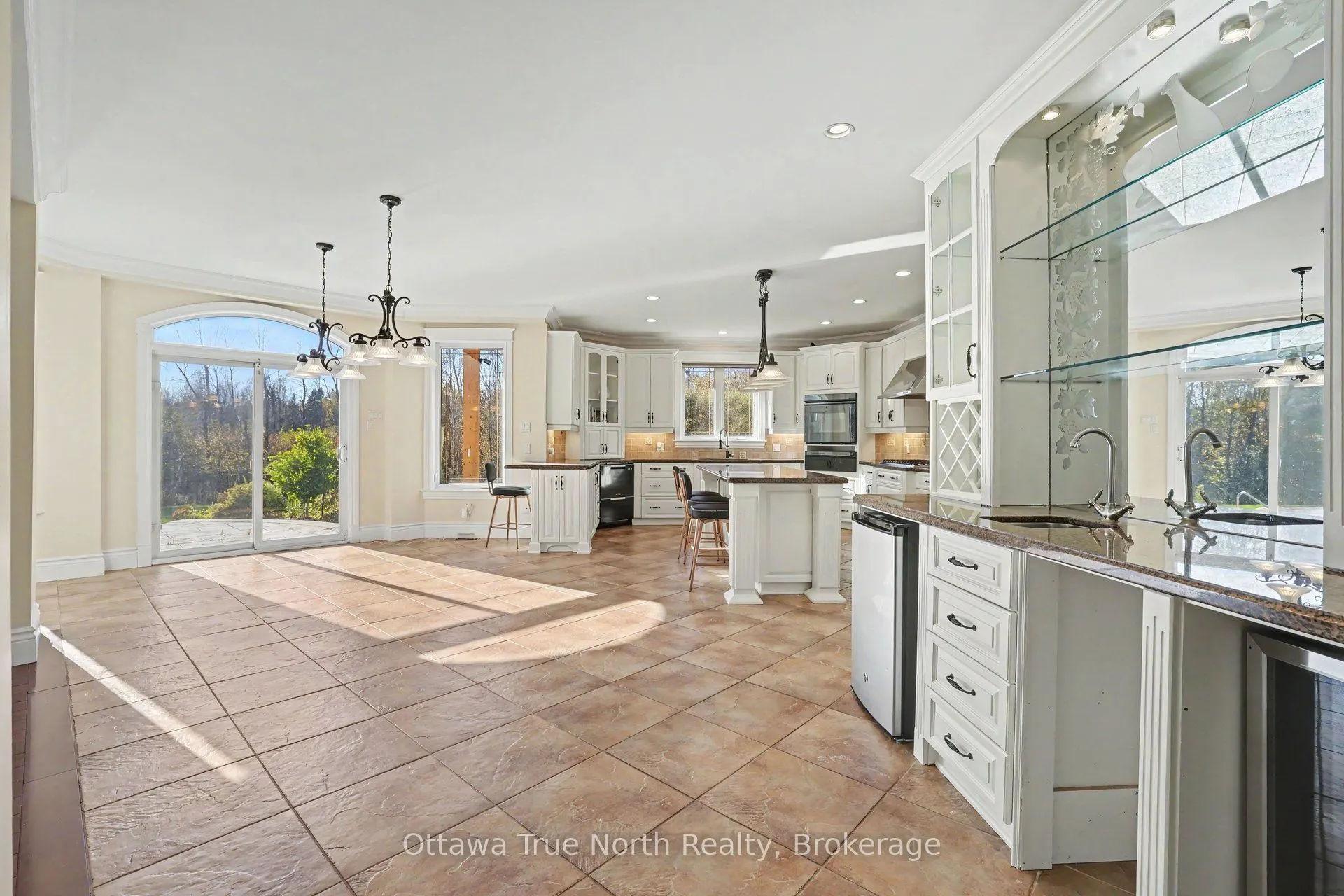 5884 Earlscourt Crescent