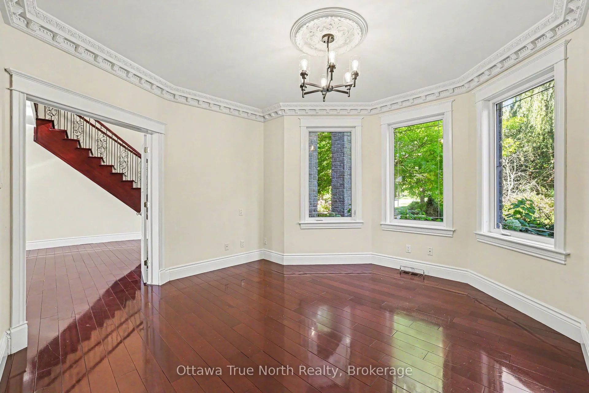 5884 Earlscourt Crescent