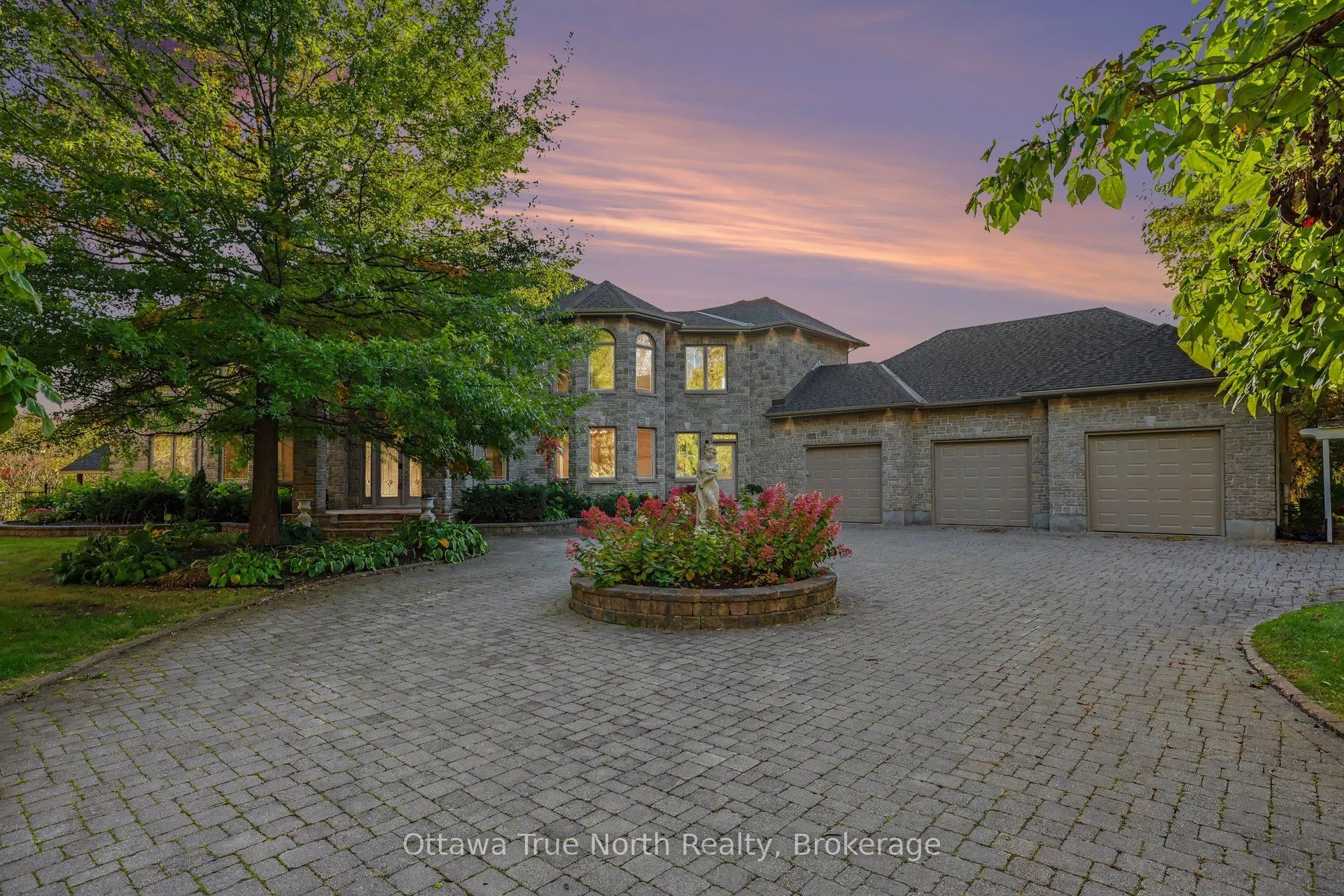 5884 Earlscourt Crescent