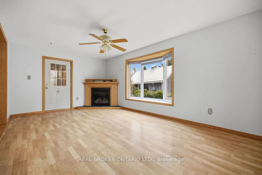 800 Pinegrove Crescent