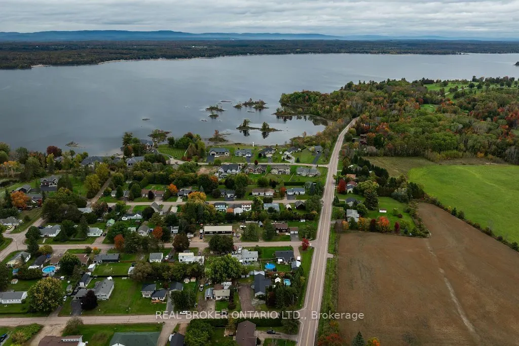800 Pinegrove Crescent