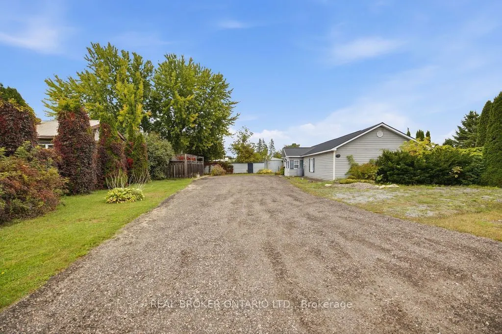 800 Pinegrove Crescent