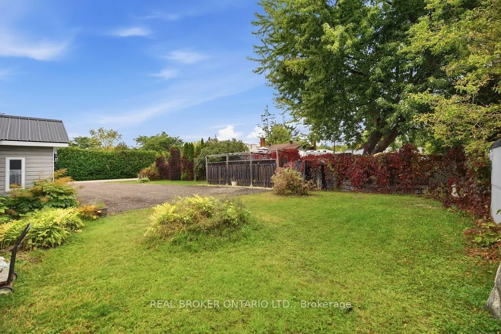 800 Pinegrove Crescent