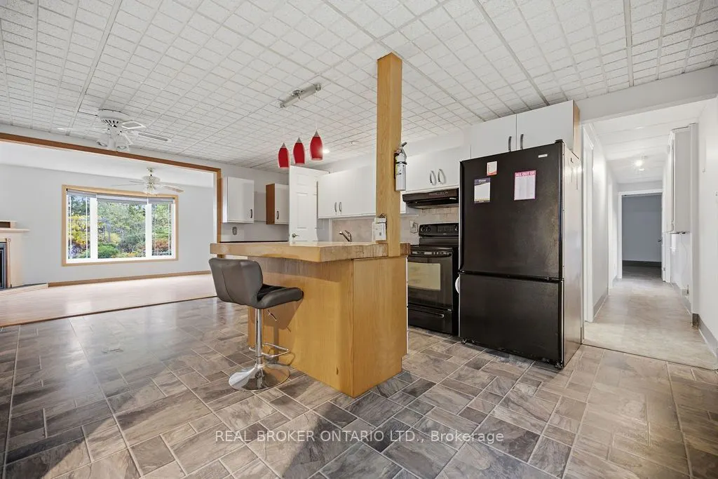 800 Pinegrove Crescent