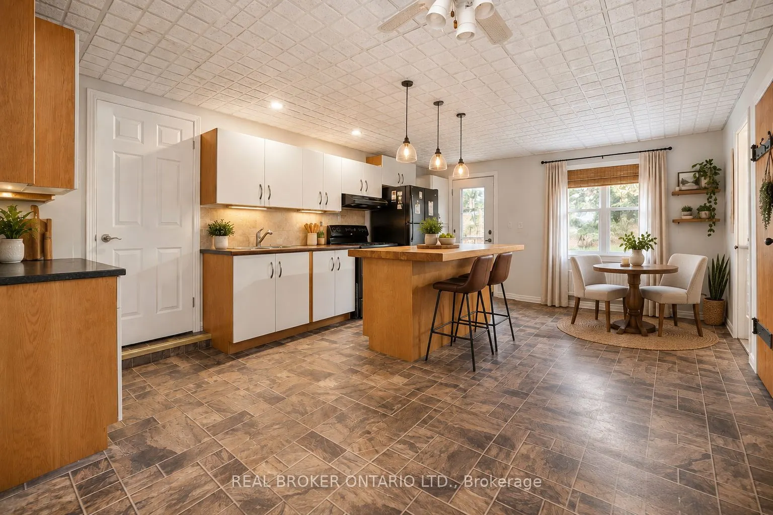800 Pinegrove Crescent