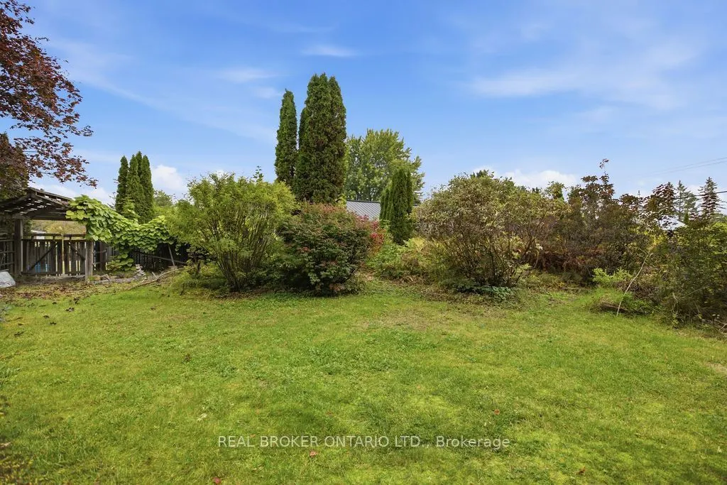 800 Pinegrove Crescent