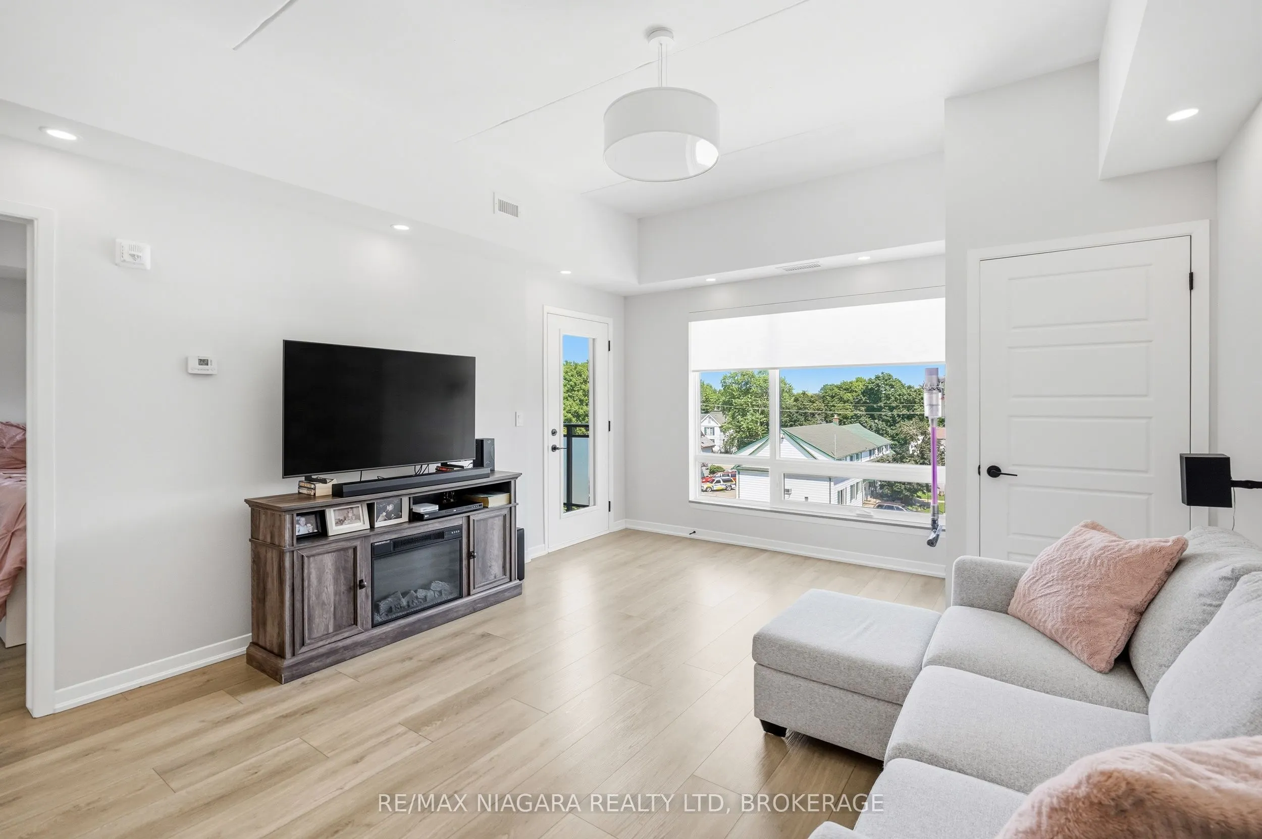 3998 Victoria Avenue #405