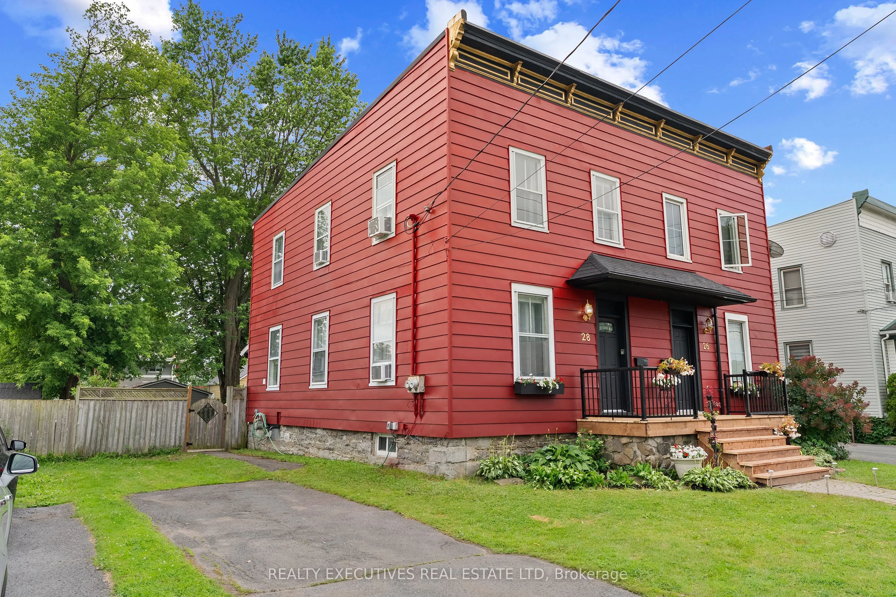 28 5th Street E