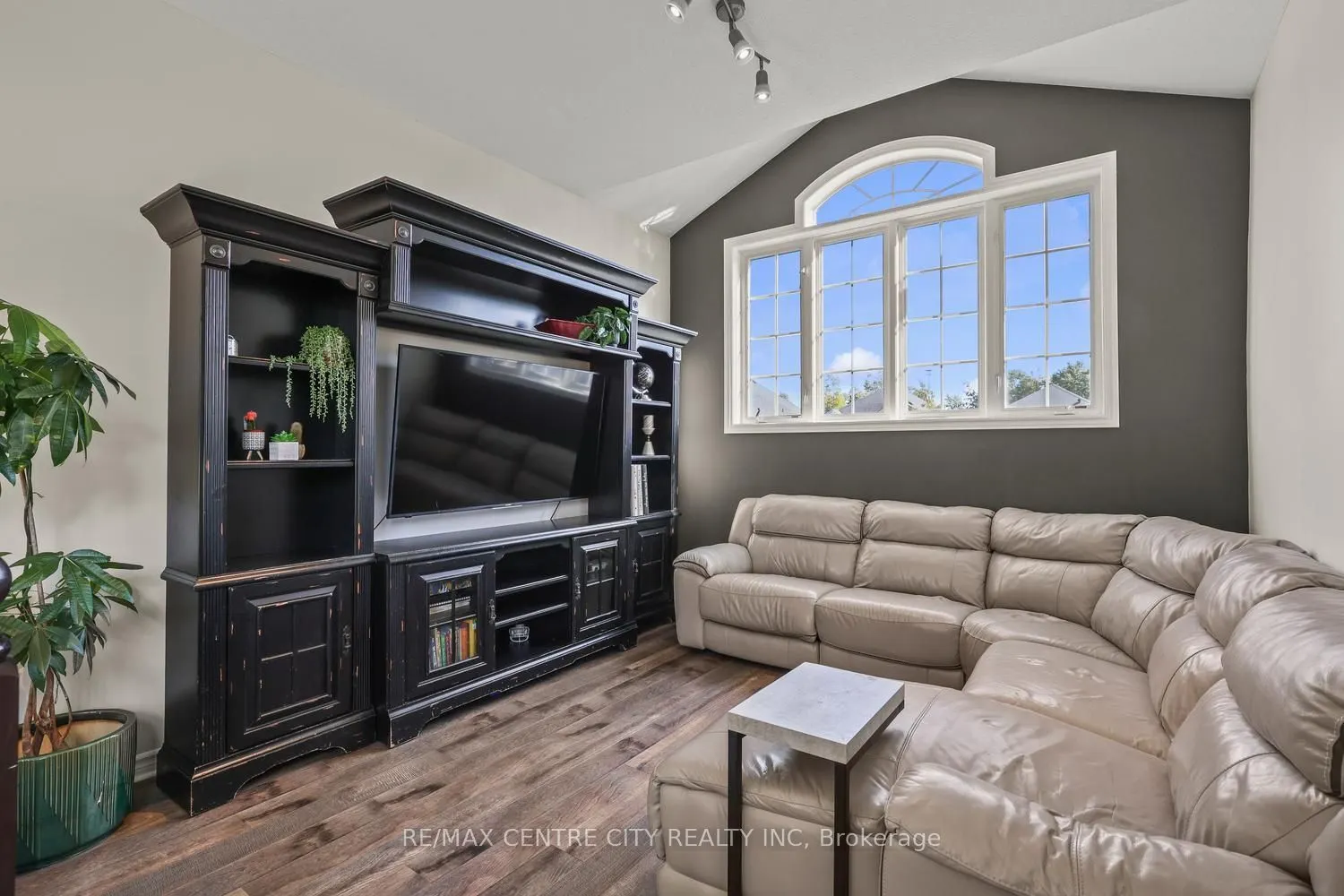 2296 Yellowbirch Way