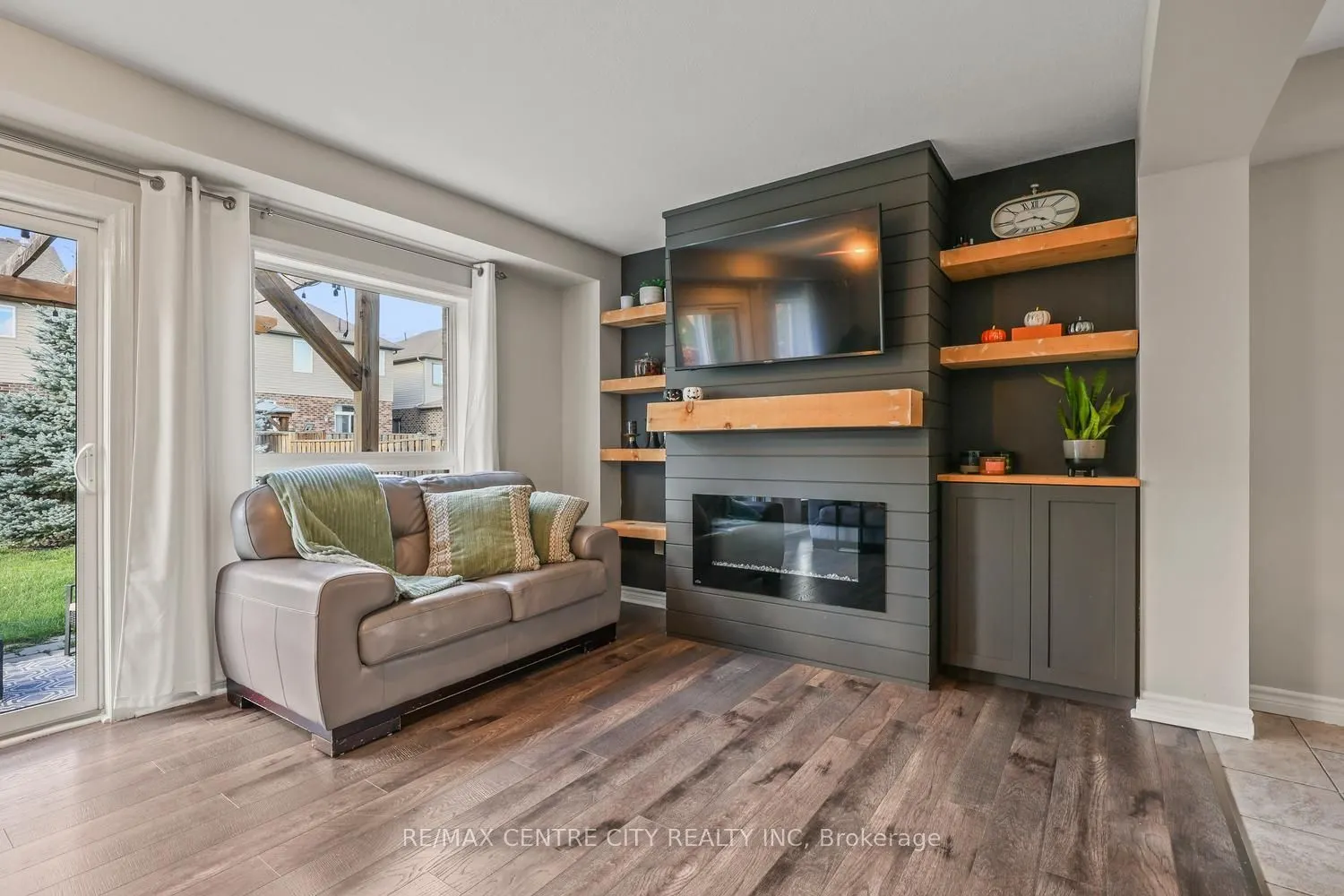 2296 Yellowbirch Way