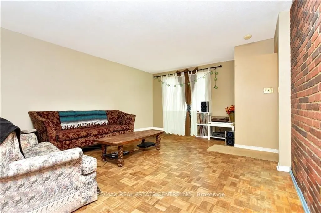 960 Meadowlands Drive